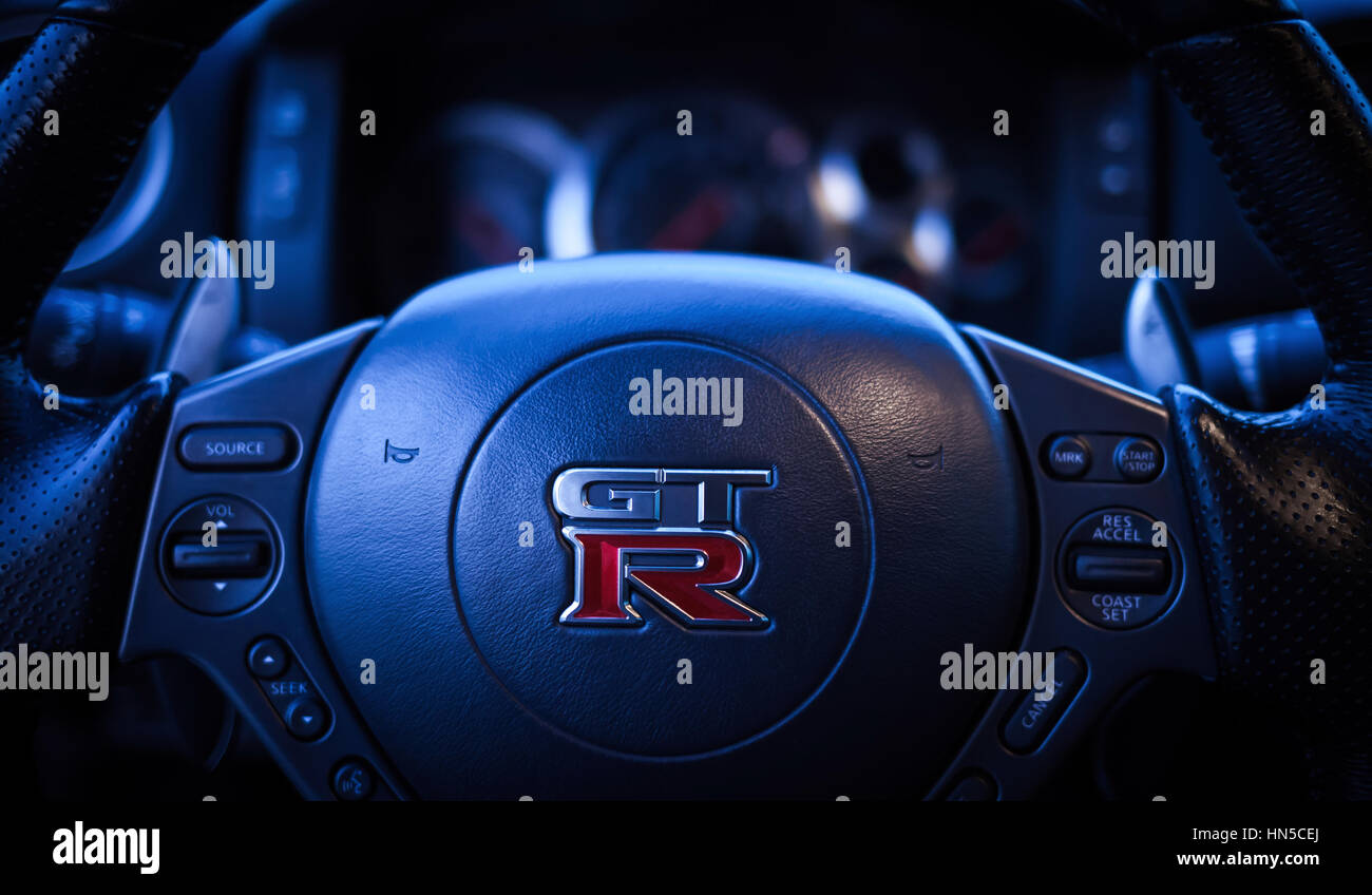 SISTIANA, Italien 12. Juni 2013: Foto von Logo Nissan GT-R Black Edition. Die Nissan GT-R ist ein 2-türig-2 + 2-Sportwagen von Nissan produziert und vorgestellt in Stockfoto