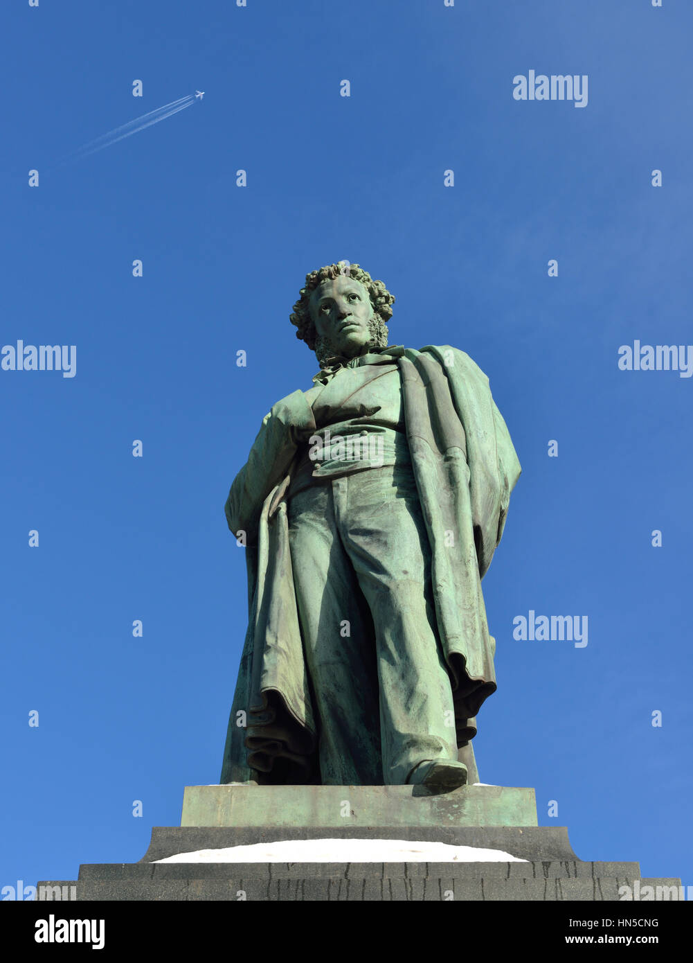 Denkmal für berühmte russische Dichter Alexander Pushkin in Moskau (1880) und Flugzeug im Himmel Stockfoto