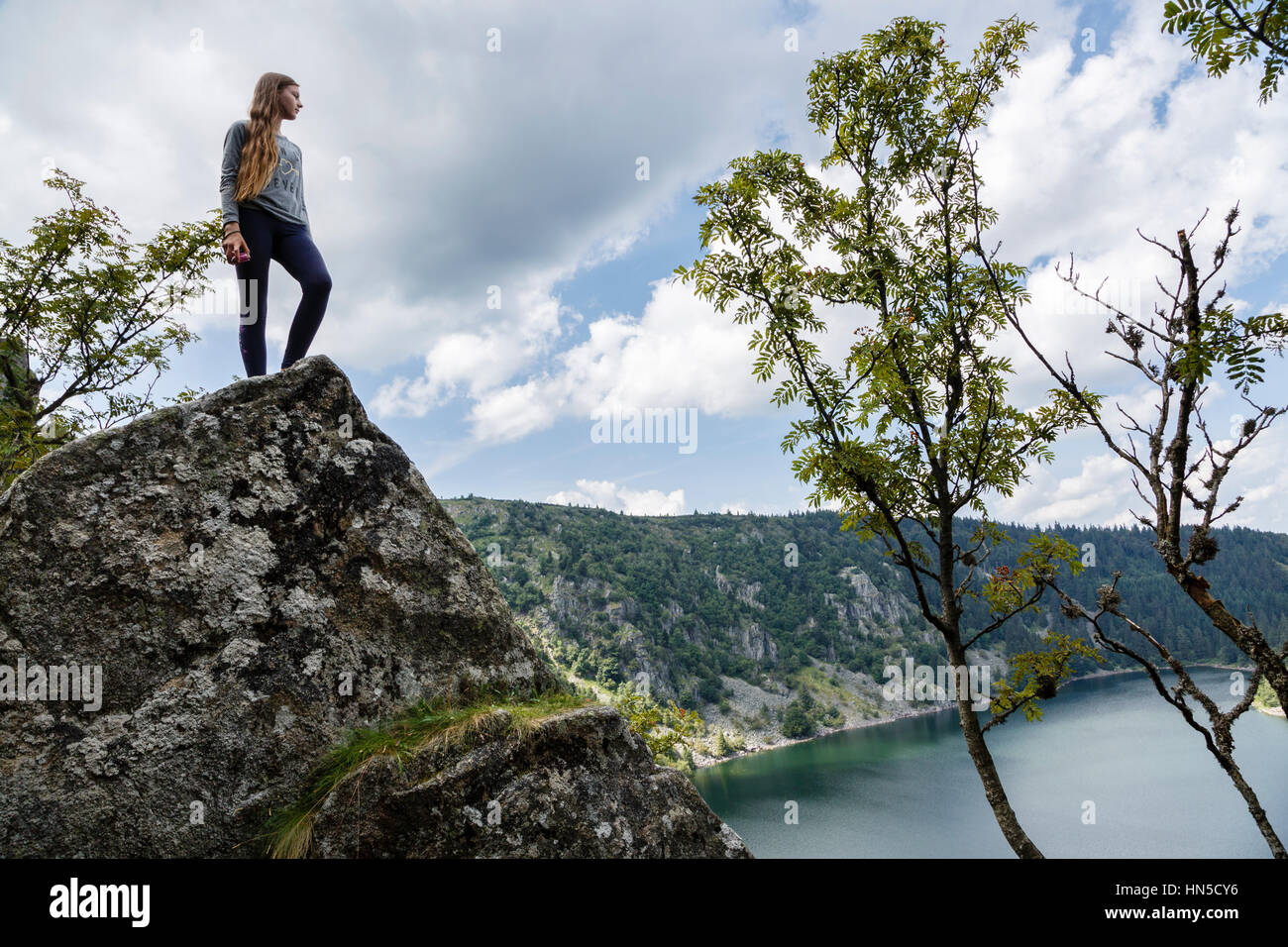 Mädchen genießen Sie den Blick von Rocher Hans über Lac Blanc, Haut-Rhin, Elsass, Frankreich Stockfoto