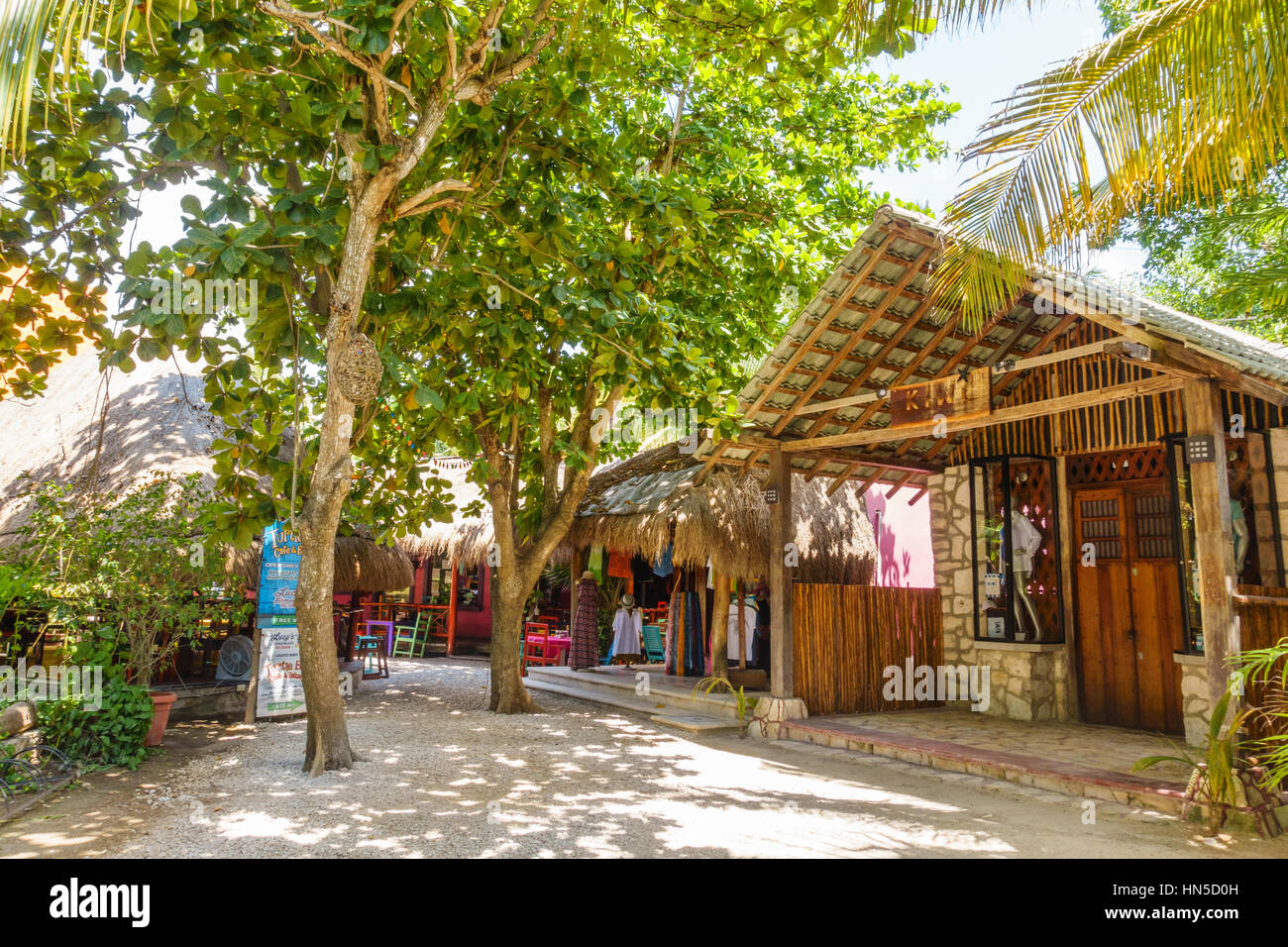 Turtle Bay Café und andere rustikale Geschäfte in Akumal (Ort der Schildkröten) entlang der Riviera Maya, Quintana Roo, Mexiko. Stockfoto