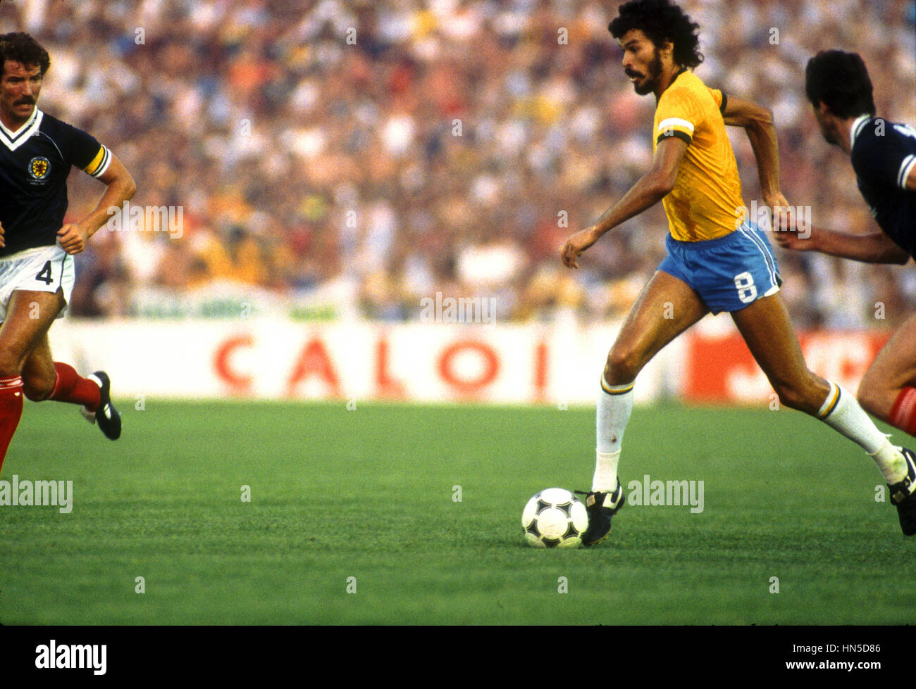 GRAEME SOUNESS Sokrates Brasilien gegen Schottland Brasilien V Schottland ESRADIO BENITO VILLAMARIN Sevilla Spanien 18. Juni 1982 Stockfoto
