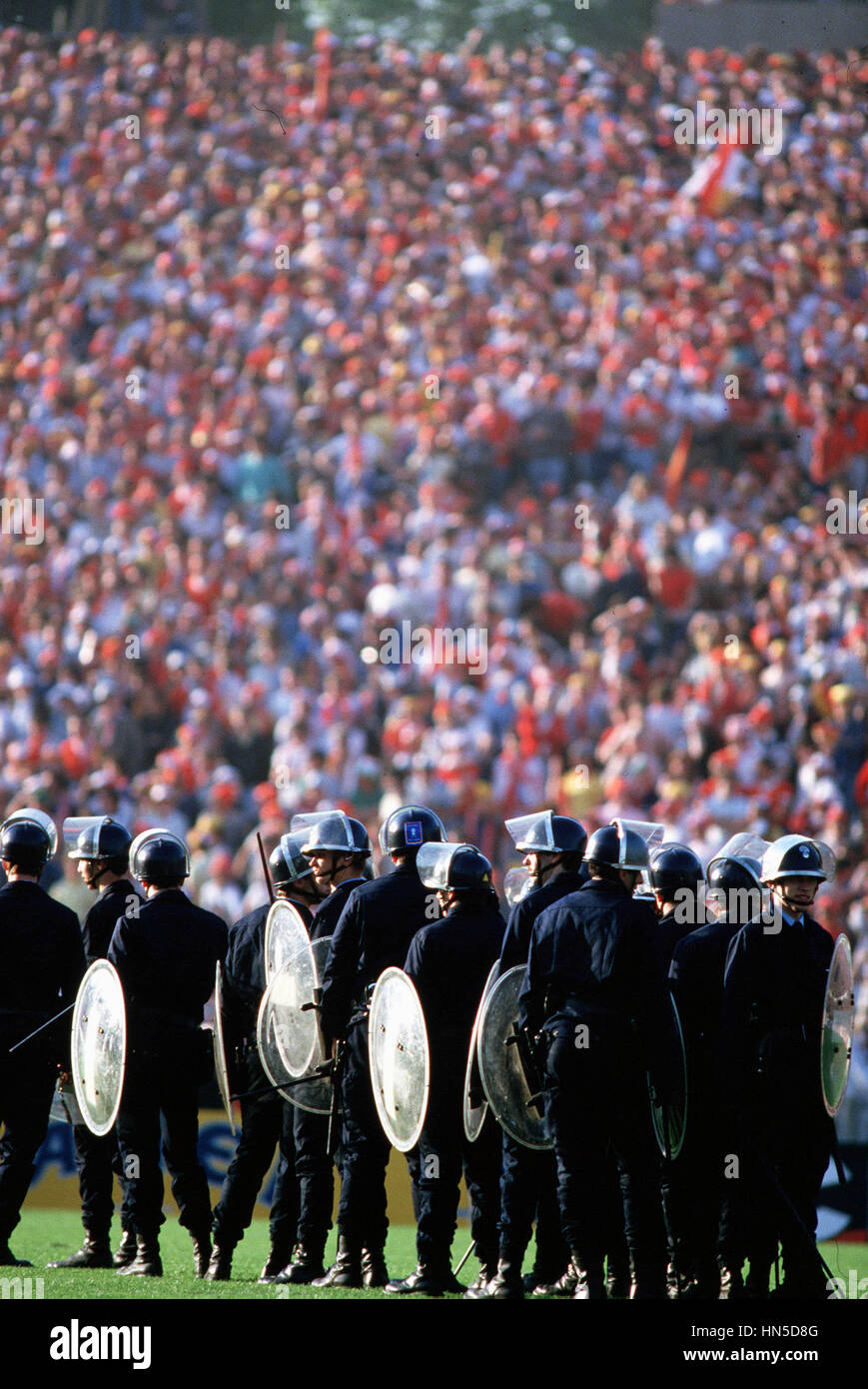 BEREITSCHAFTSPOLIZEI auf PITCH LIVERPOOL V JUVENTUS HYSEL Stadion Brüssel 29. Mai 1985 Stockfoto