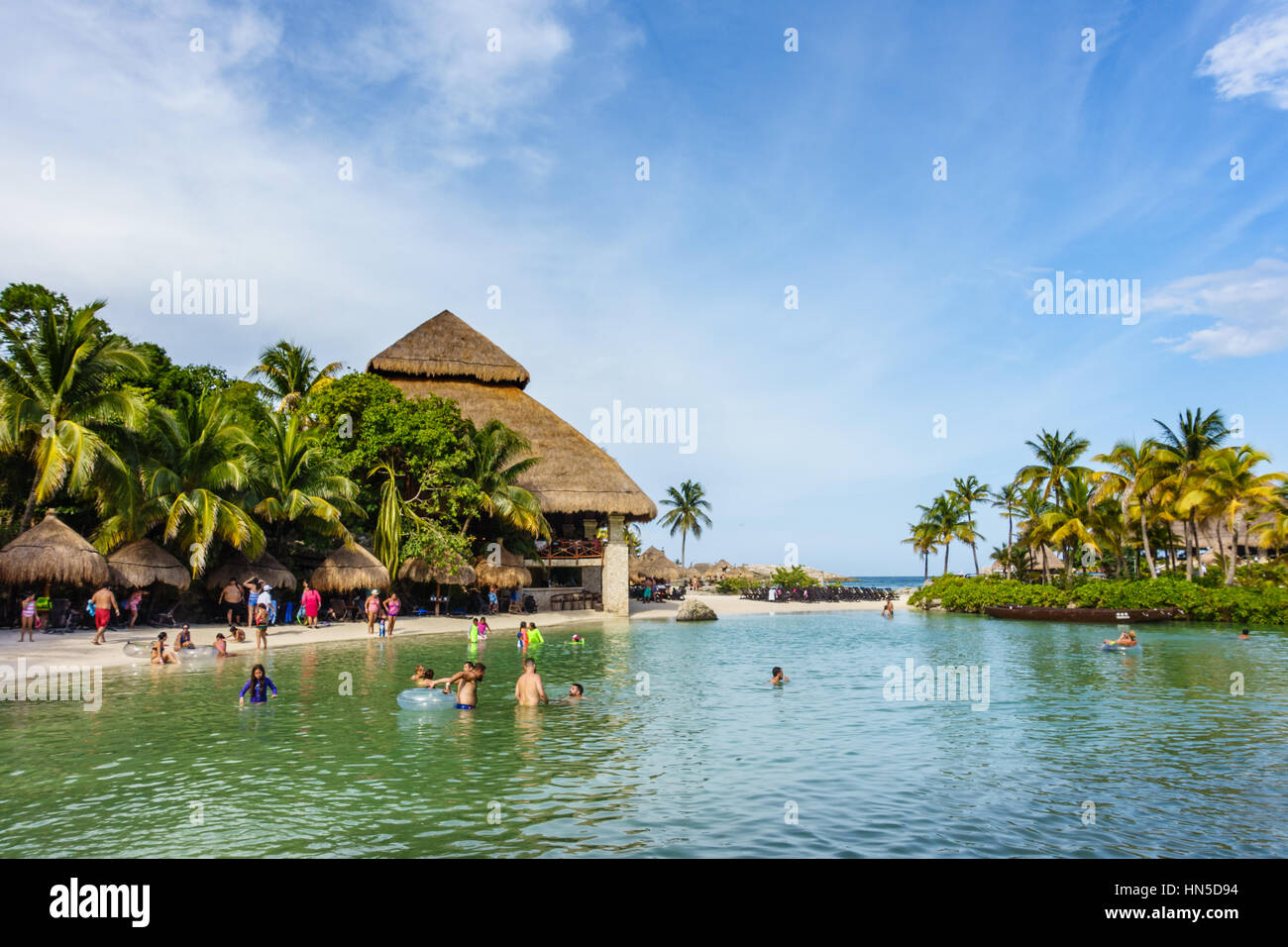 Touristen, Schwimmen in der tropischen Lagune im Xcaret Eco-Park Quintano Roo, Mexiko. Stockfoto