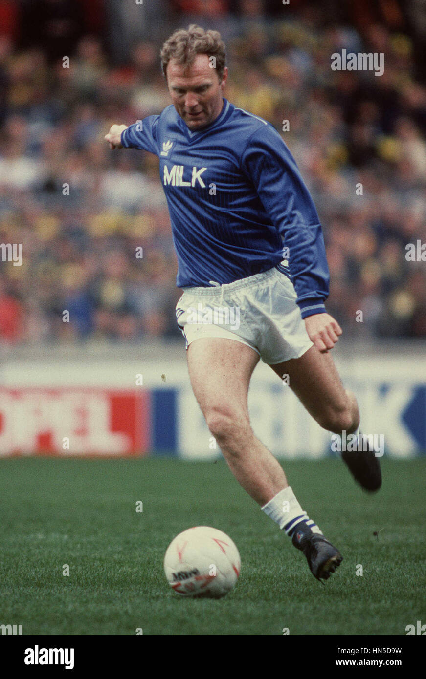 BOBBY MOORE-Promi-Milch-CUP-MATCH 15. März 1986 Stockfoto