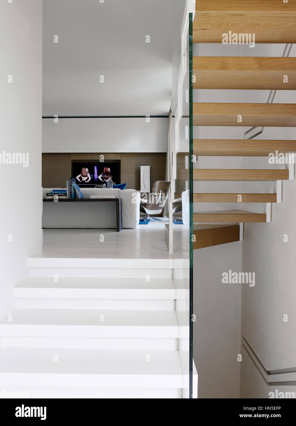 Innenraum eines Luxus-Hauses: Blick auf die Treppe, mit Blick auf das Wohnzimmer Stockfoto