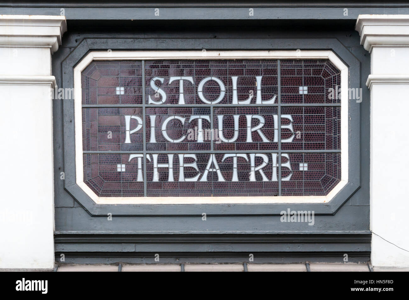 Ein Kachelofen Zeichen für die Stoll Kino.  Es war der erste in Newcastle, Tonfilm zu zeigen und ist jetzt das Tyne Theatre & Opera House. Stockfoto