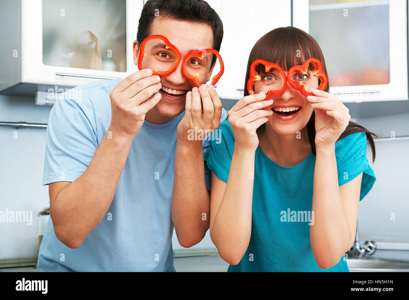 junges Paar fröhlich kochen zusammen in der Küche. gesunde Ernährung Stockfoto