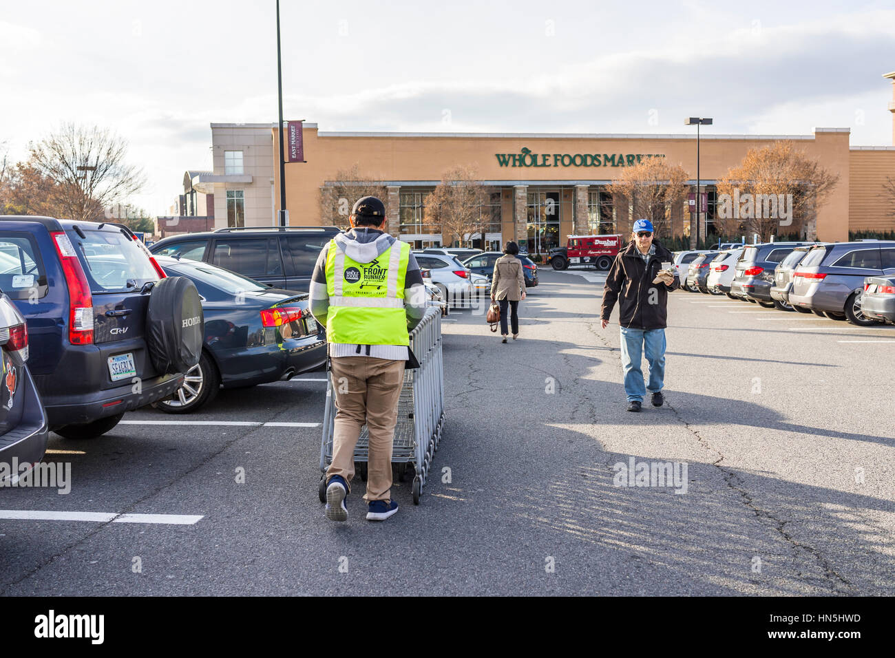 Fairfax, USA – 3. Dezember 2016: Whole Foods Market Mitarbeiter bewegen ihren Einkaufswagen zurück zu speichern Stockfoto