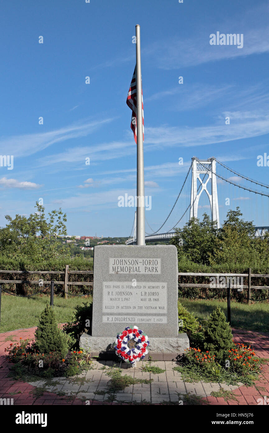 Johnson-Iorio Gedenkpark Gedenktafel neben Franklin Delano Roosevelt Mid-Hudson Bridge über den Hudson River, Poughkeepsie, New York. Stockfoto