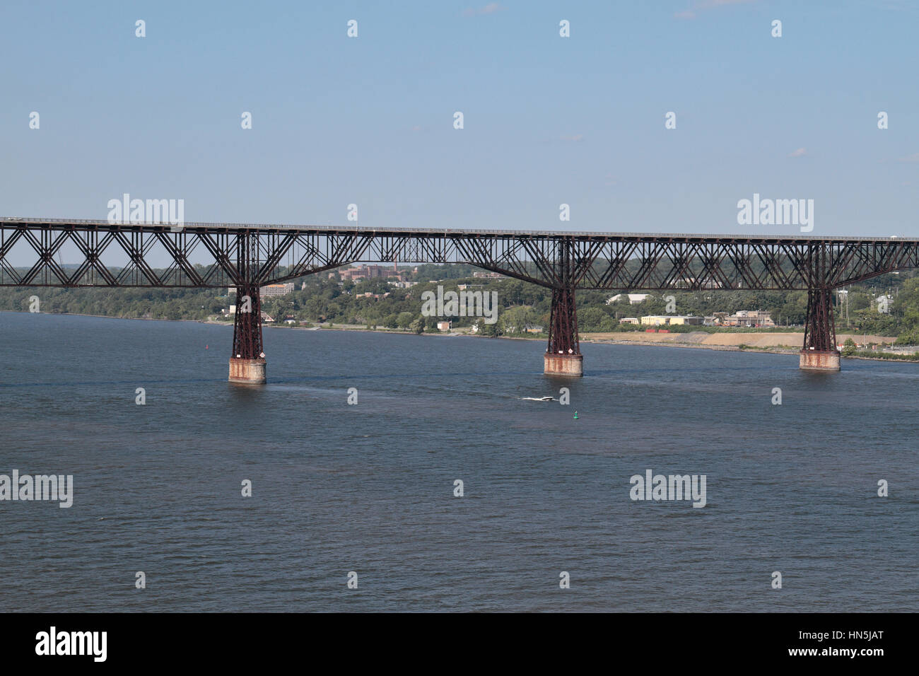 Der Gehweg über den Hudson, eine ehemalige Eisenbahnbrücke über den Hudson River in Poughkeepsie, New York, Vereinigte Staaten von Amerika. Stockfoto
