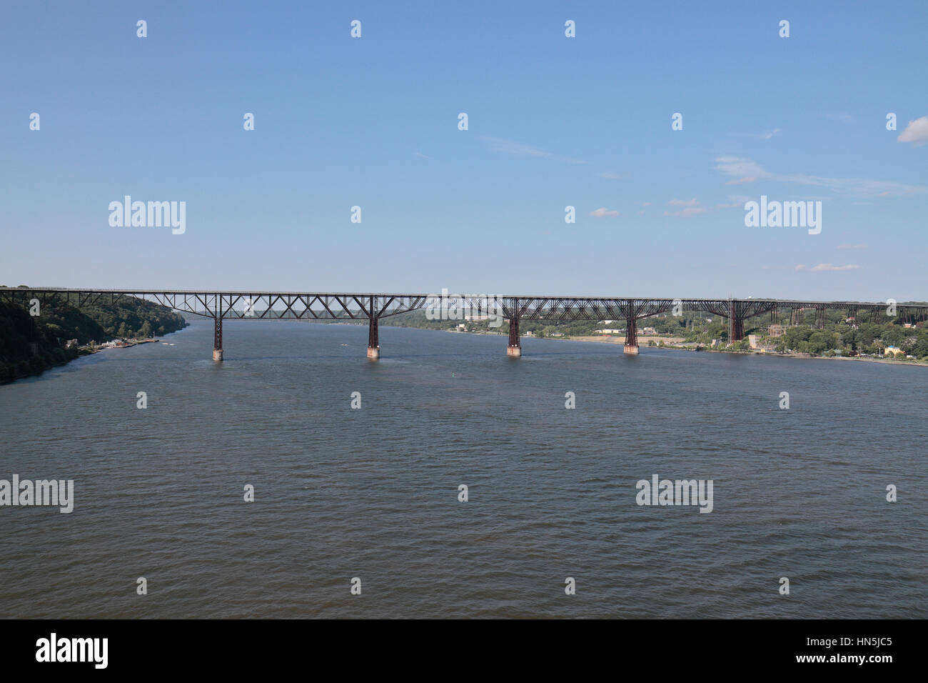 Der Gehweg über den Hudson, eine ehemalige Eisenbahnbrücke über den Hudson River in Poughkeepsie, New York, Vereinigte Staaten von Amerika. Stockfoto