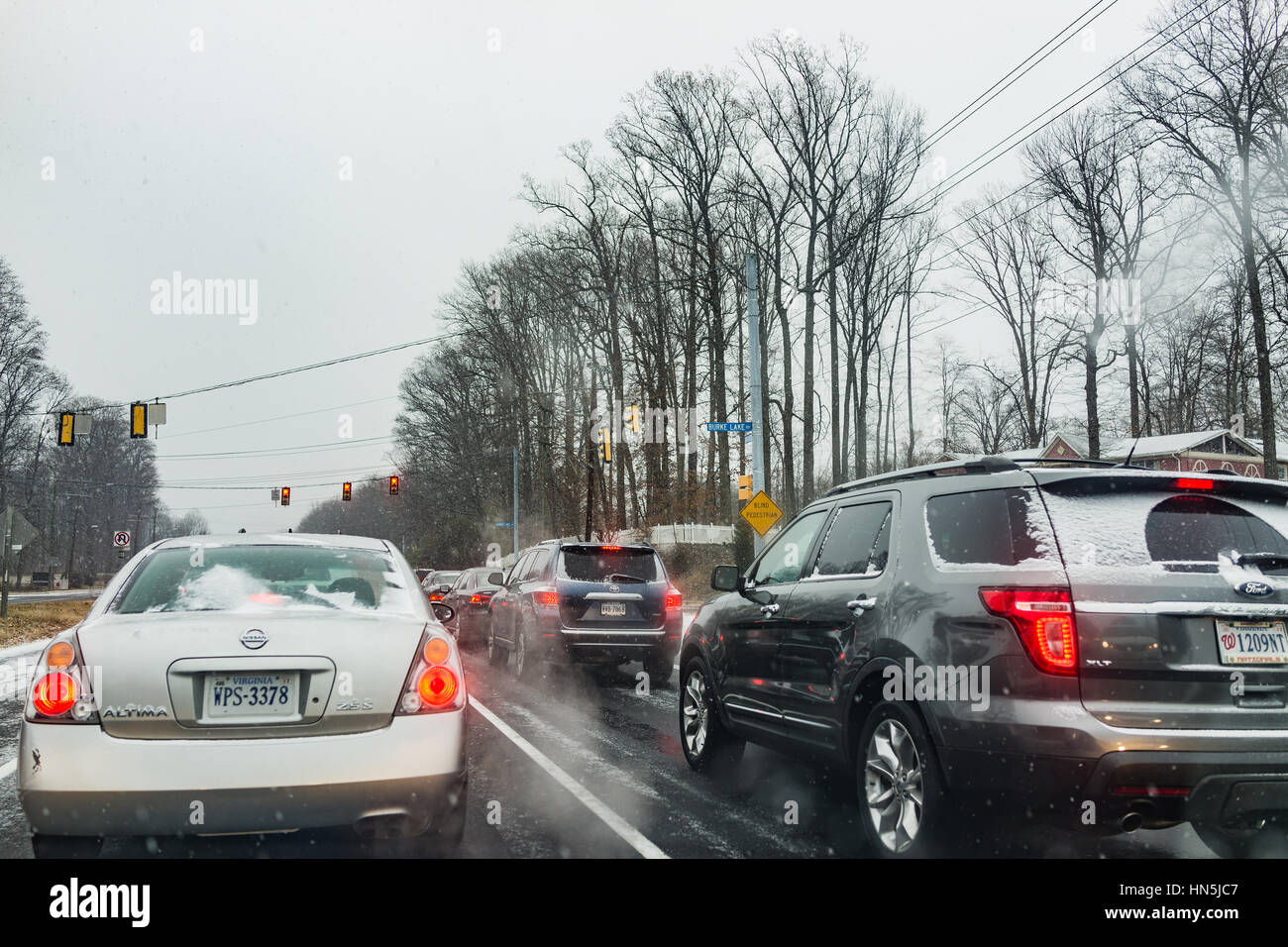 Burke, USA – 7. Januar 2017: Autobahn mit Autos im Schnee roten Ampel warten Stockfoto