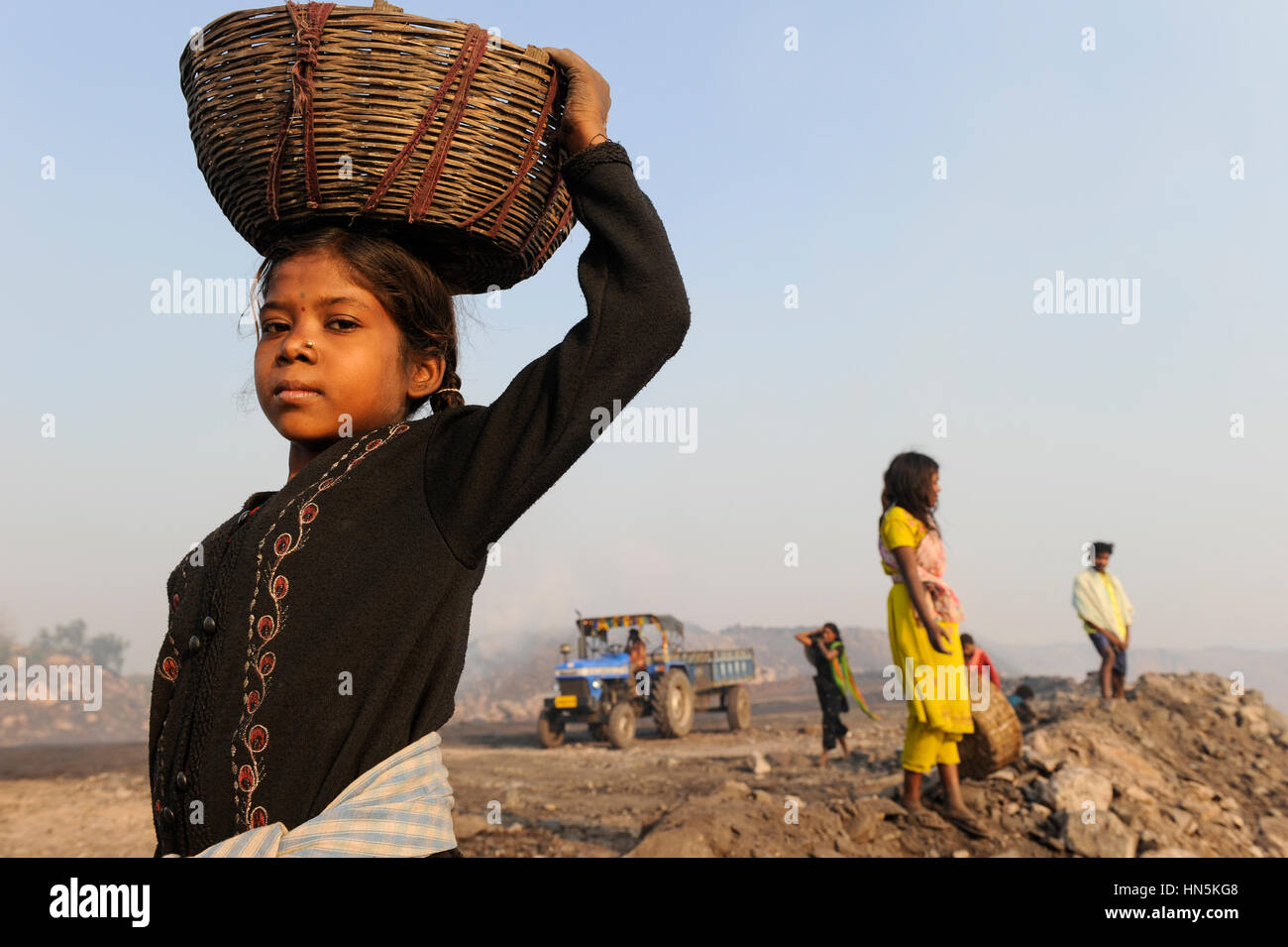 Indien Jharkhand Suzii Jharia Kinder sammeln Kohle bleibt von dumping Website von Kohle Indien als Kokskohle auf dem Markt für den Lebensunterhalt ihrer Familie, Mädchen Sonia 8 Jahre alt zu verkaufen / INDIEN Jharkand Suzii Jharia, Kinder Sammeln Kohle Auf Einer Abraumhalde am Rande Eines Kohletagebaus Zum Verkauf als Koks Auf Dem Markt, näher Sonia 8 Jahre Stockfoto