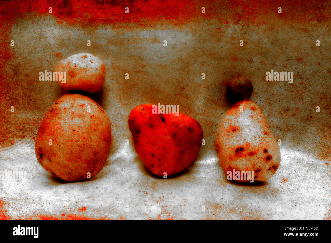 Kartoffel-Menschen mit Herz-Kartoffel zwischen Ihnen - rote Menschen - Nr. 41 von 47 Stockfoto