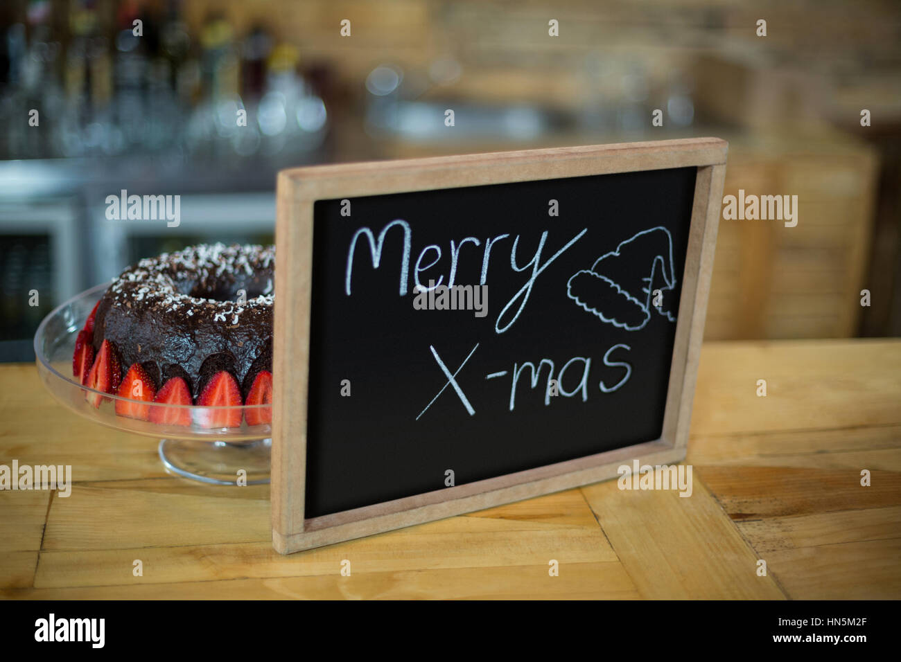 Merry X-Mas-Schild mit Kuchen am Schalter im CafÃƒÂ © Stockfoto