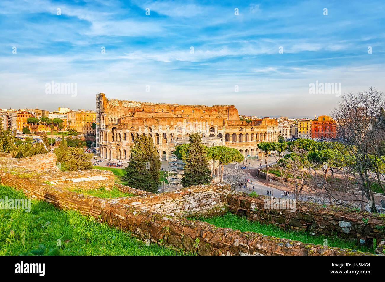 Die alte Ruine des Roman Colosseum Amphitheater befindet sich in der italienischen Hauptstadt Rom. Stockfoto