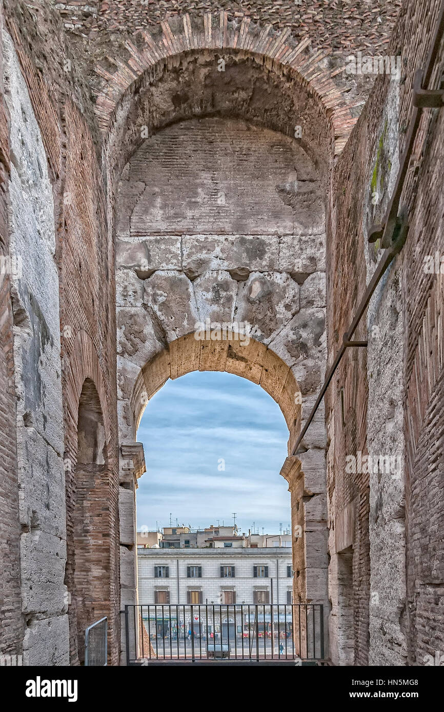 Ein Blick auf die beeindruckenden antiken römischen Kolosseum befindet sich in der italienischen Hauptstadt Rom. Stockfoto