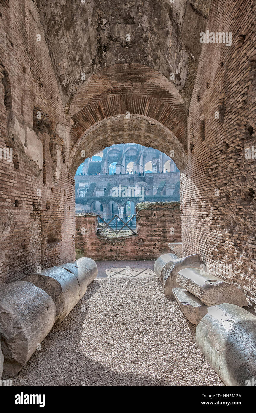 Ein Blick auf die beeindruckenden antiken römischen Kolosseum befindet sich in der italienischen Hauptstadt Rom. Stockfoto