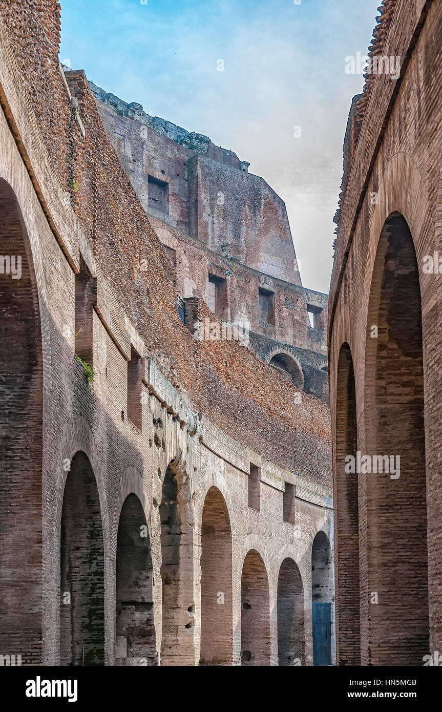 Ein Blick auf die beeindruckenden antiken römischen Kolosseum befindet sich in der italienischen Hauptstadt Rom. Stockfoto