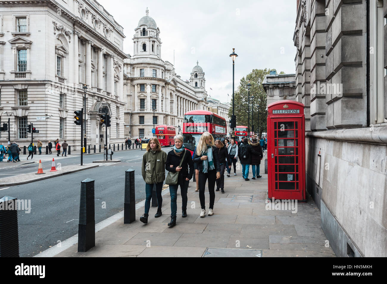 London, Vereinigtes Königreich - 20. Oktober 2016: Menschen sind der Whitehall Street in London, England Fuß Stockfoto