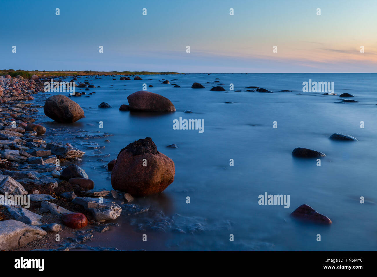 Sonnenaufgang am Baltischen Meer. Felsige Küste der estnischen Insel Stockfoto