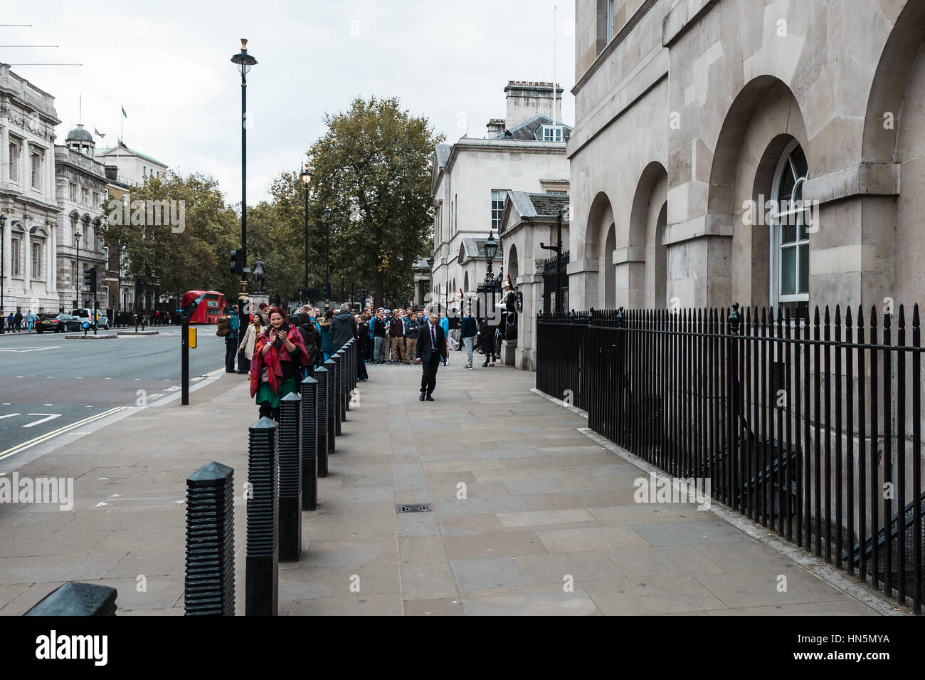 London, Vereinigtes Königreich - 20. Oktober 2016: Menschen sind der Whitehall Street in London, England Fuß Stockfoto