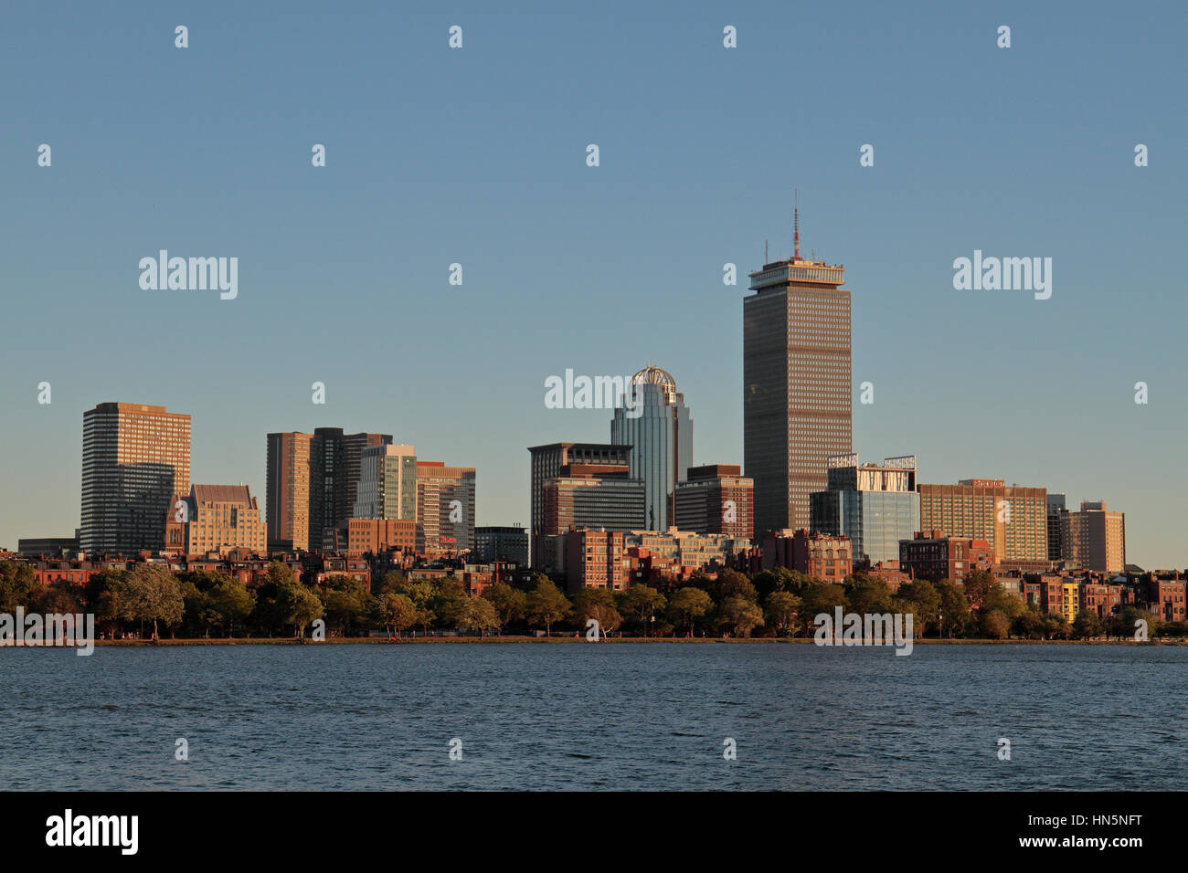 Mit Blick auf den Charles River in Richtung der Skyline von Boston, Boston, Massachusetts, USA. Stockfoto