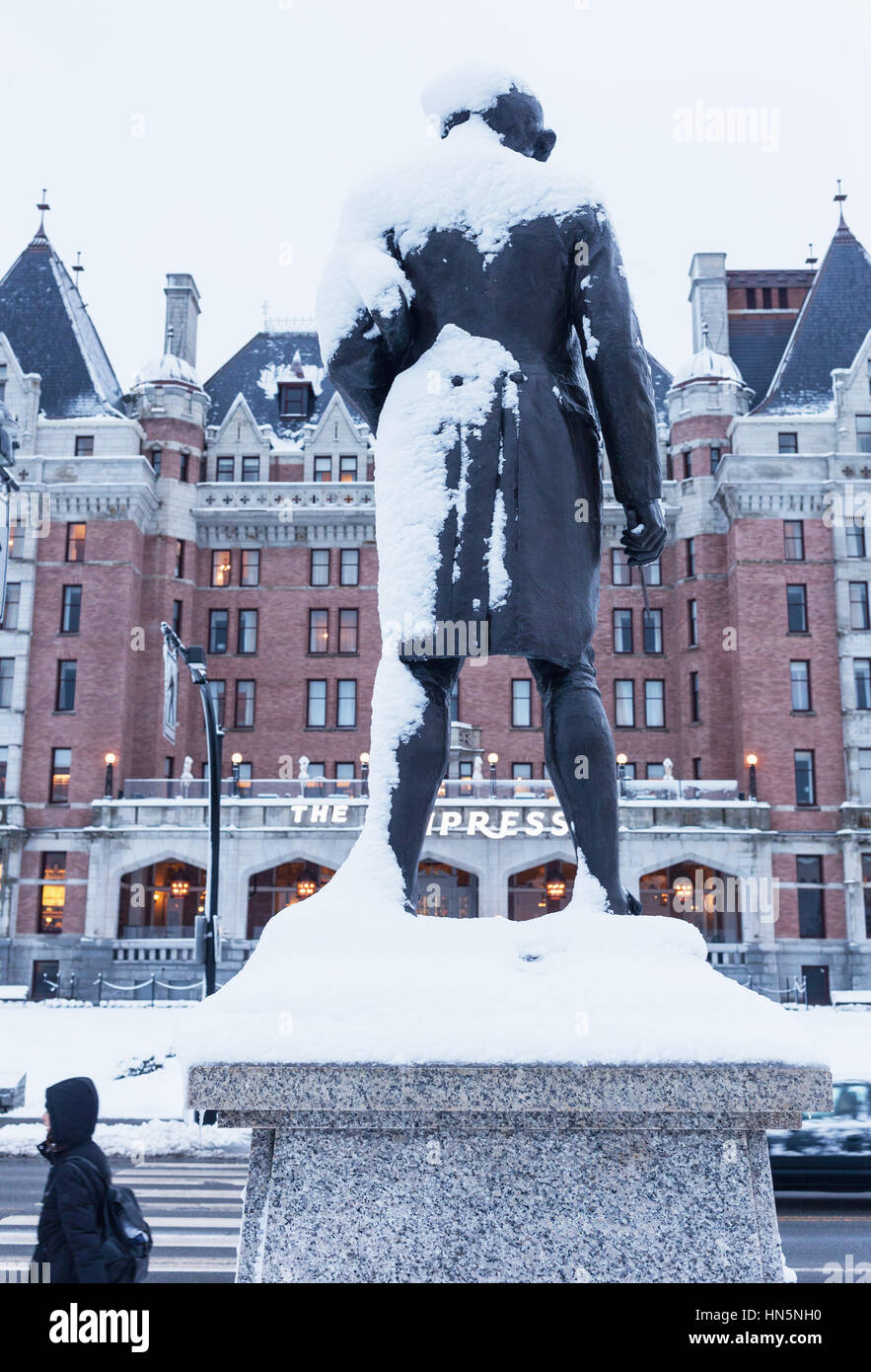 Captain James Cook Statue mit Schnee. Victoria, BC, Kanada Stockfoto