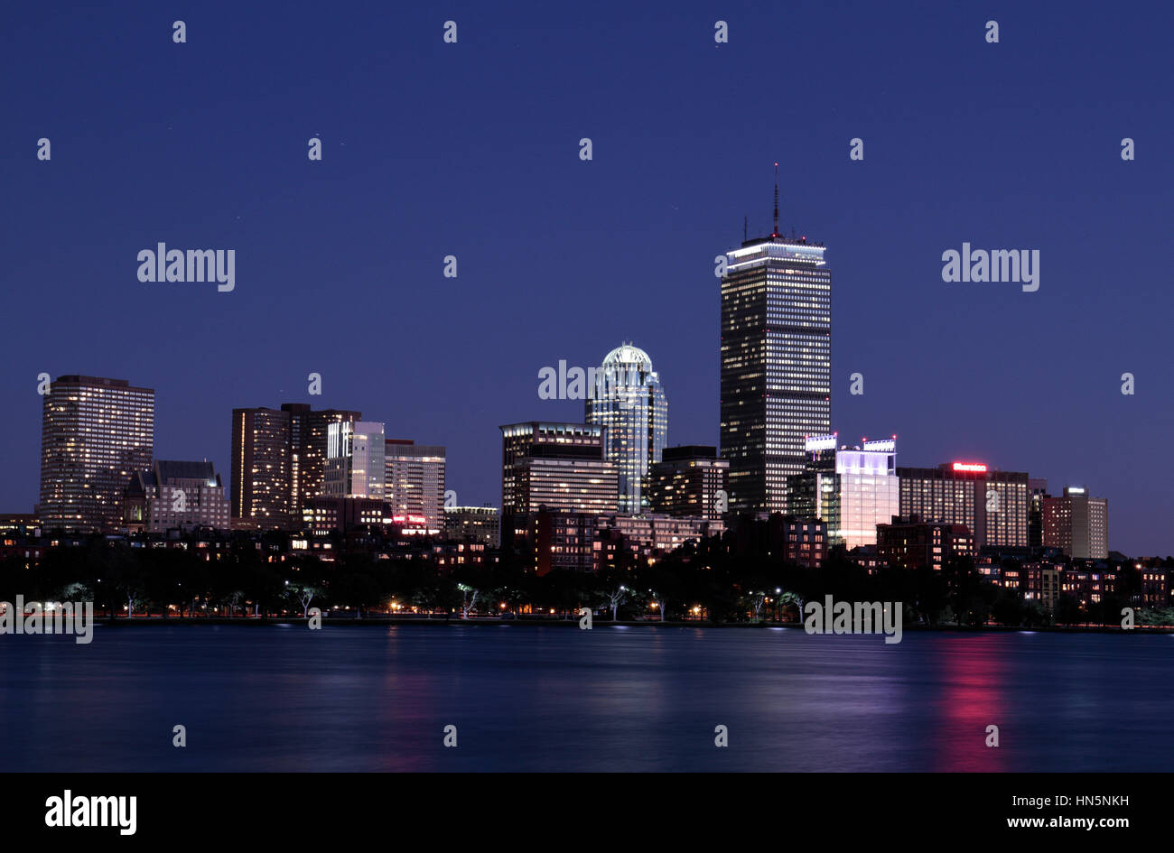 Blick über den Charles River in Richtung der Skyline von Boston in der Nacht, Boston, Massachusetts, USA. Stockfoto