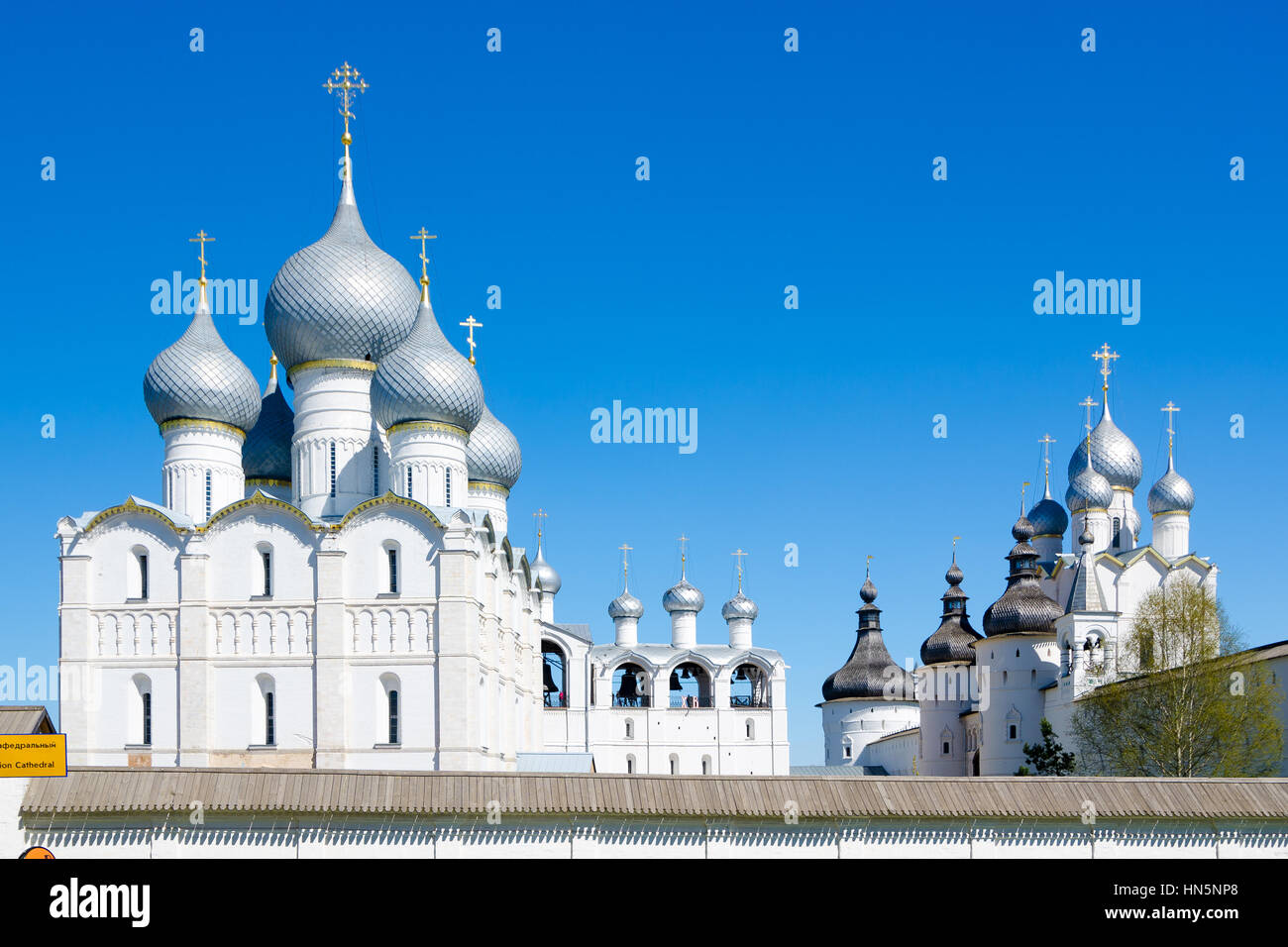 ROSTOV, Russland - 3. Mai 2016: Himmelfahrts-Kathedrale im Kreml von Rostow, Yaroslavl Oblast, Russland. Goldenen Ring von Russland Stockfoto