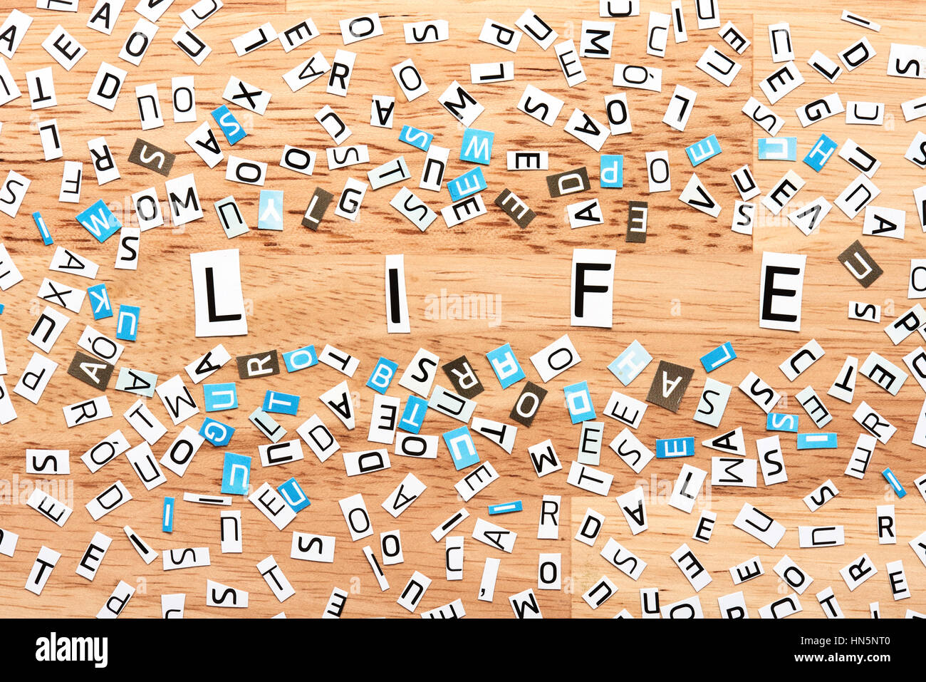 Leben das Wort Ausschneiden von Buchstaben auf Holztisch Stockfoto