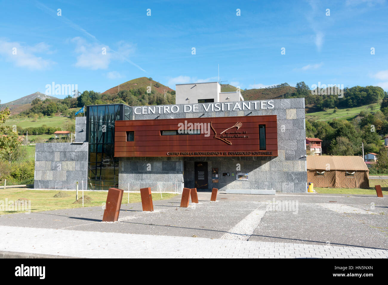 Die Berge des Besucherzentrums Bartgeier für Biodiversität und Nachhaltigkeit bei Benia de Onis Nordspanien Stockfoto