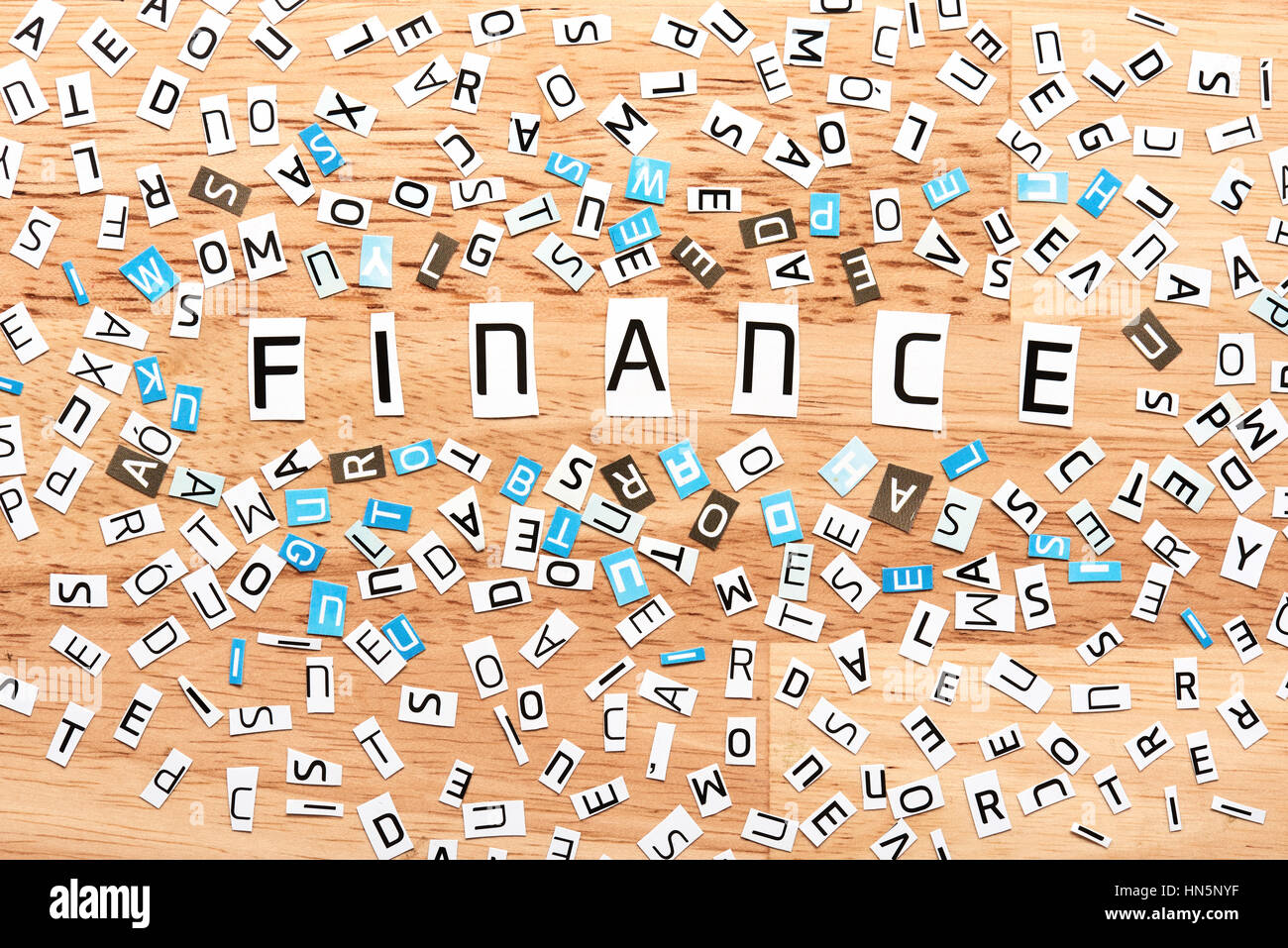 Finanzen-Wort aus Buchstaben auf Holztisch ausgeschnitten Stockfoto