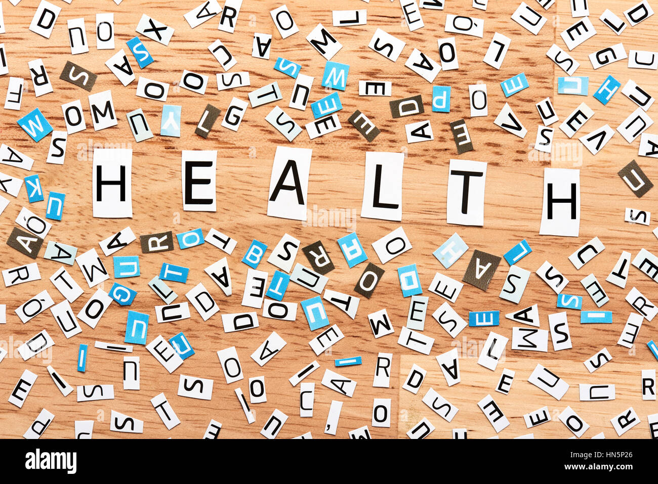 Gesundheit das Wort Ausschneiden von Buchstaben auf Holztisch Stockfoto