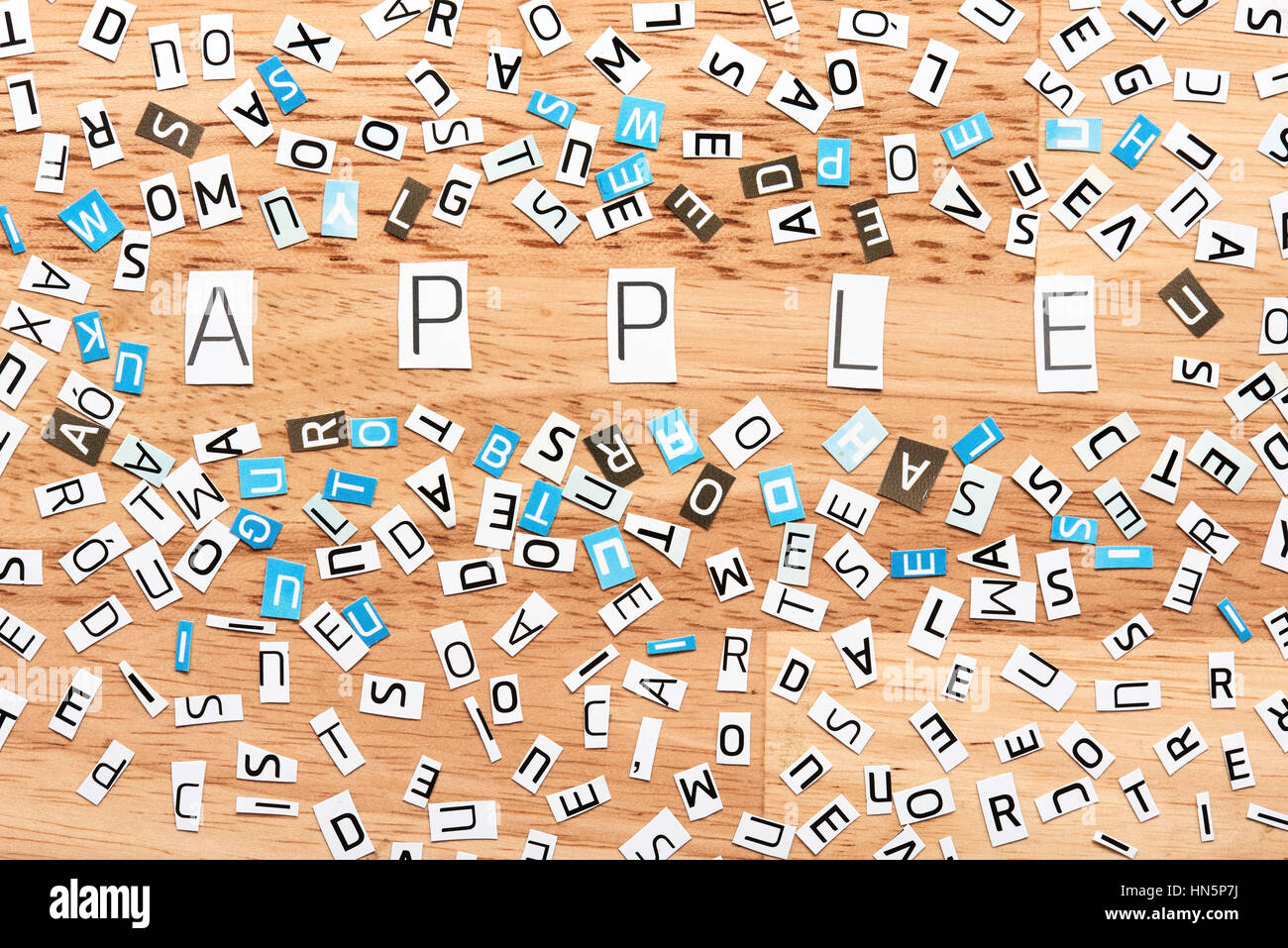 Apple das Wort Ausschneiden von Buchstaben auf Holztisch Stockfoto