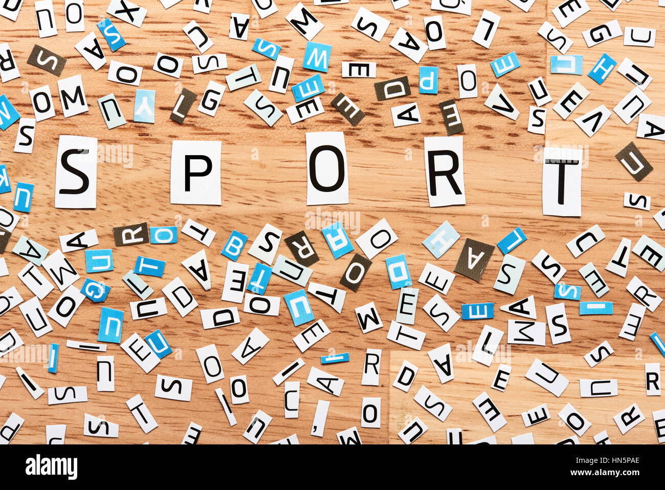 Sport das Wort Ausschneiden von Buchstaben auf Holztisch Stockfoto