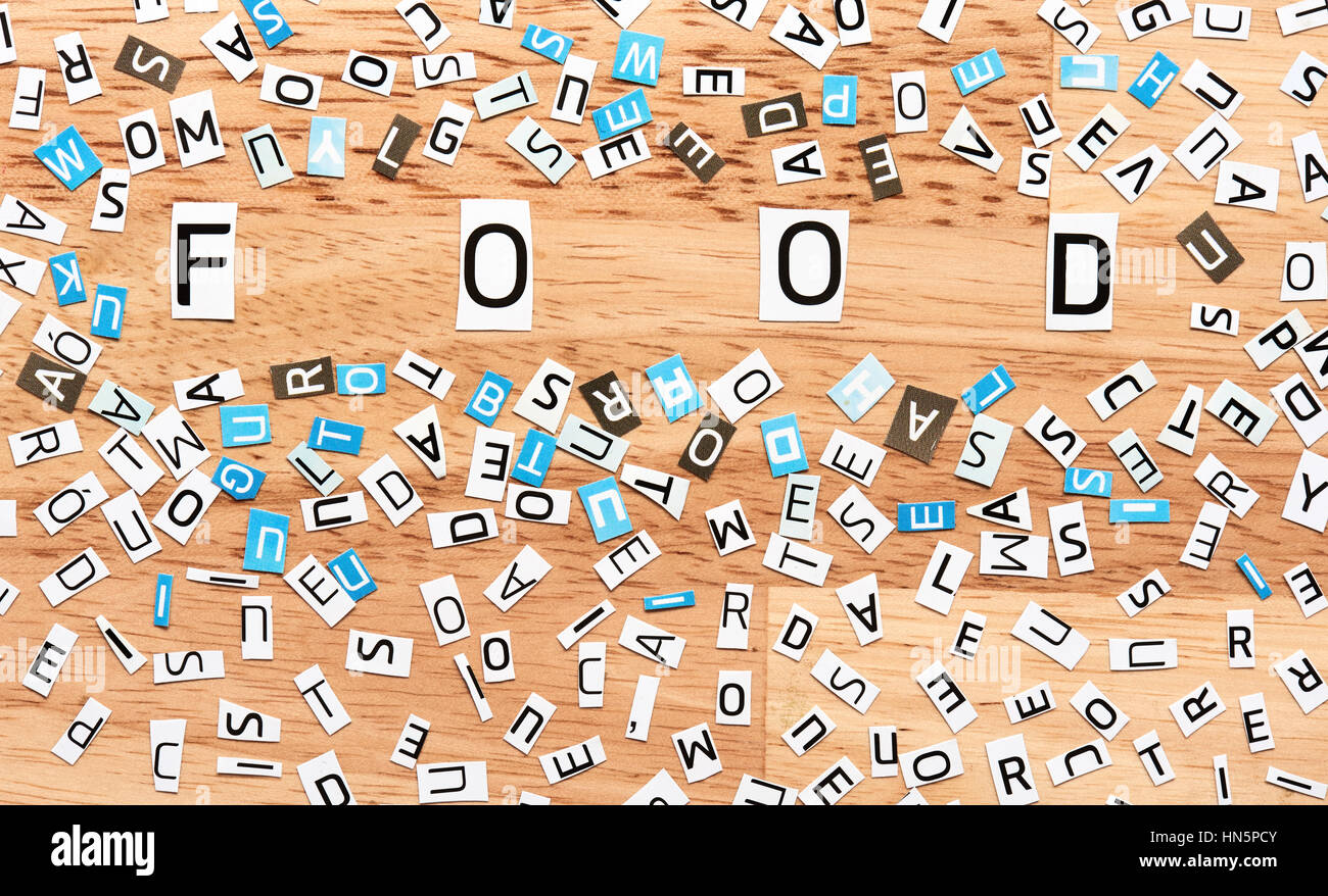 Essen Wort aus Ausschneiden von Buchstaben auf Holztisch Stockfoto