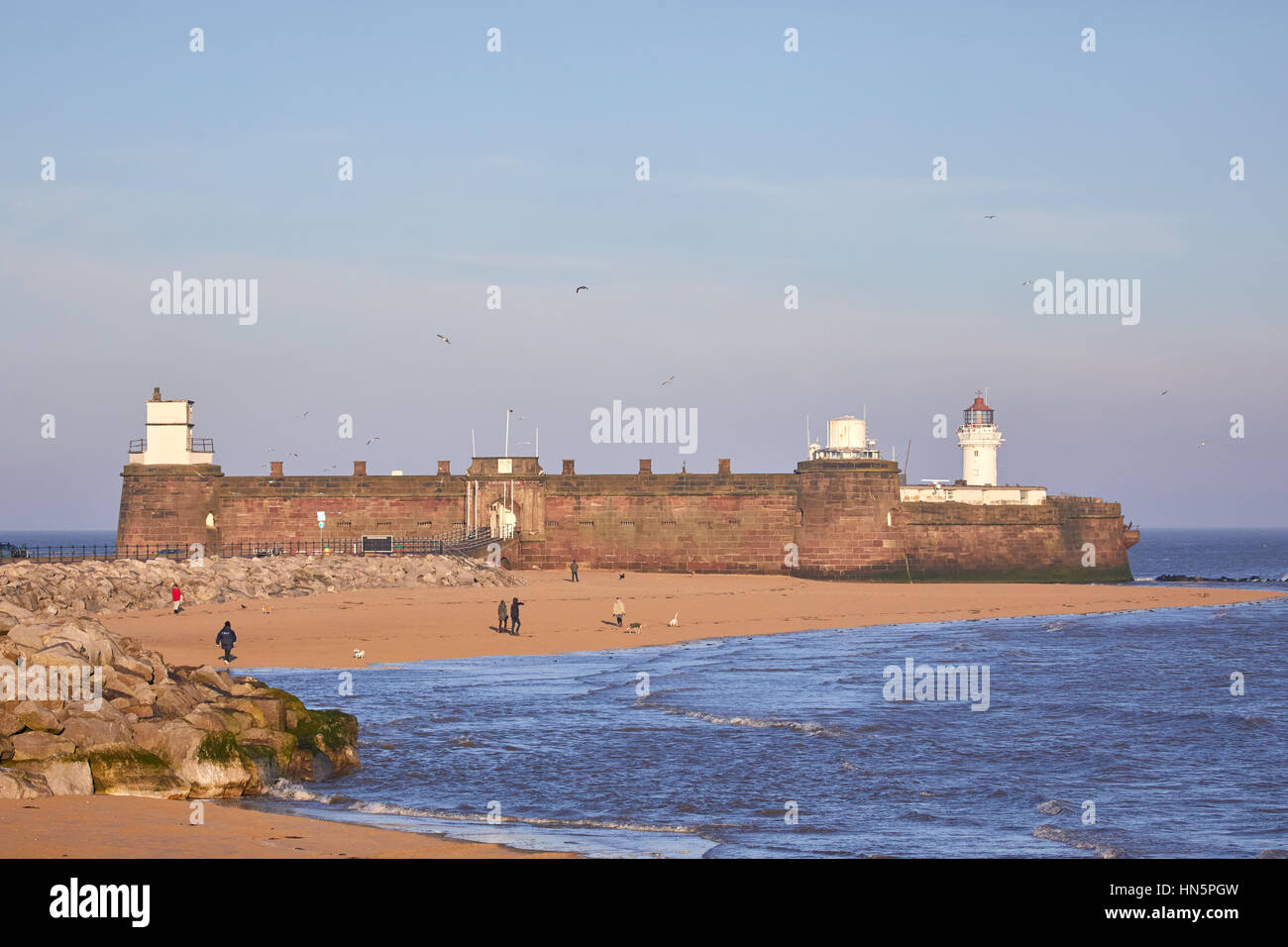 Liverpool Bucht Sonnenaufgang in New Brighton Fort Perch Rock und Leuchtturm Meer Promenade in Wallasey, Merseyside, Wirral, England, UK. Stockfoto