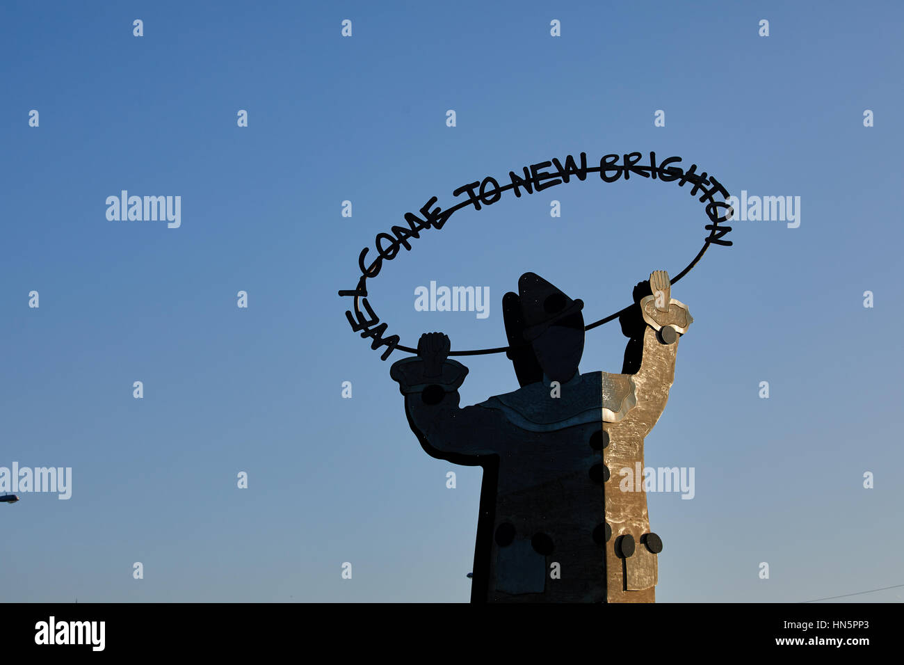 Metall-Kunst im öffentlichen Raum Statue Wahrzeichen willkommen zu Kunstwerken Clown bei New Brighton Fort Perch Rock and Marine Promenade in Wallasey, Merseyside, Wirral, Englan Stockfoto