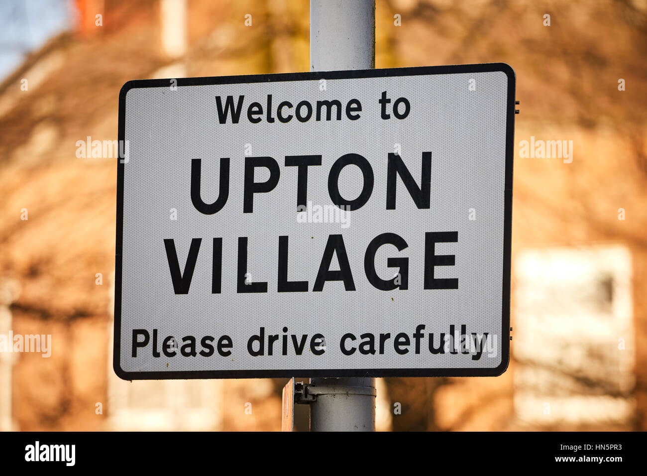 Willkommen Sie bei Upton Dorf bitte Fahrt vorsichtig Warnung Verkehrszeichen in Wallasey, Merseyside, Wirral, England, UK. Stockfoto