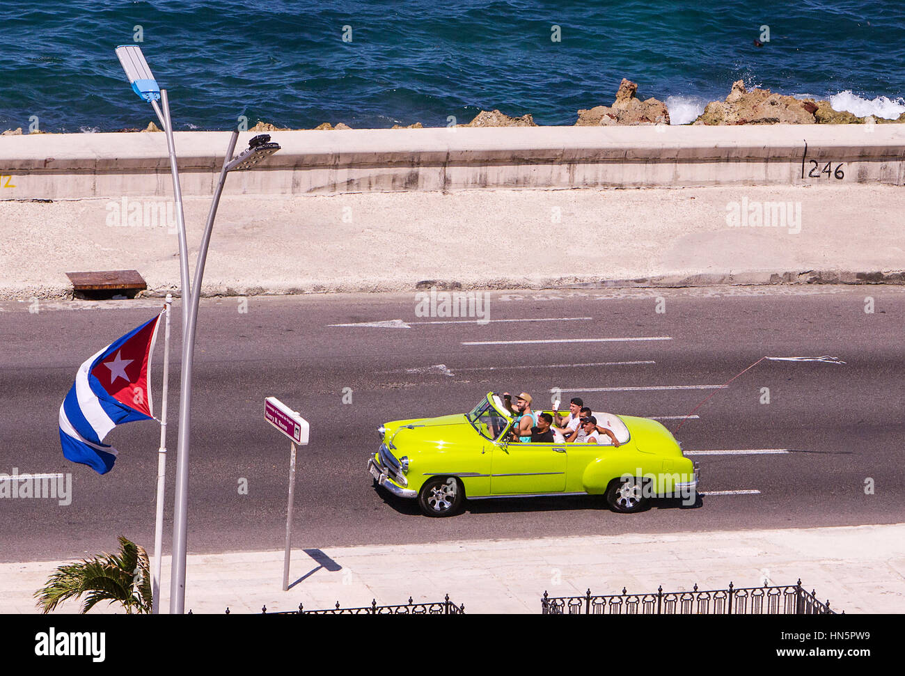 Alten Oldtimer auf Havannas berühmten Küstenstraße El Malecon, einige Autos transportieren Touristen, die, denen andere den täglichen Transport für Kubaner wie aus gesehen sind Stockfoto
