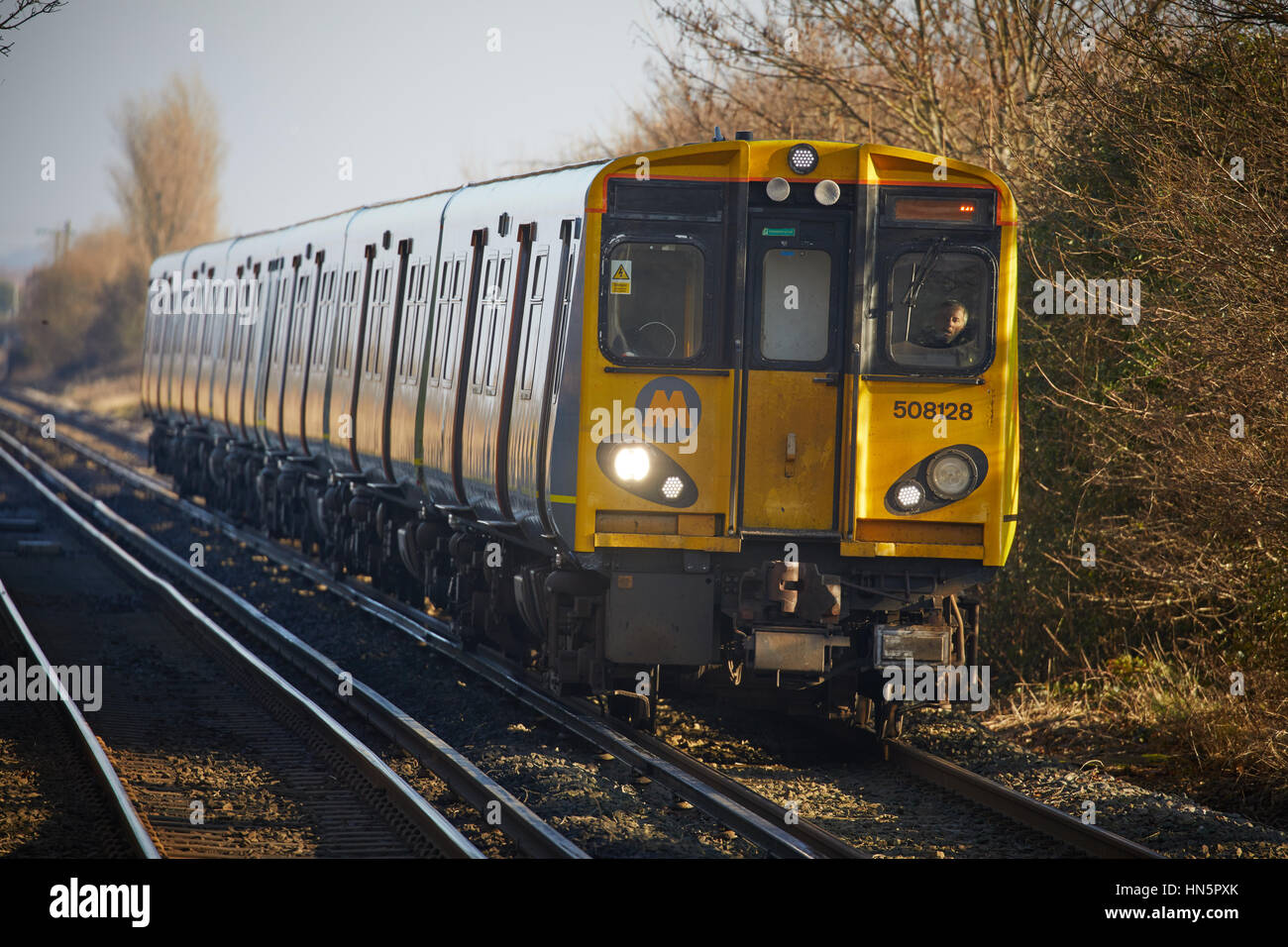 Klasse 508 EMU Stromschiene elektrische Merseyrail Pendler Schienennetz Hoylake Meols Bahnhof in Wallasey, Merseyside, Wirral, England, UK. Stockfoto