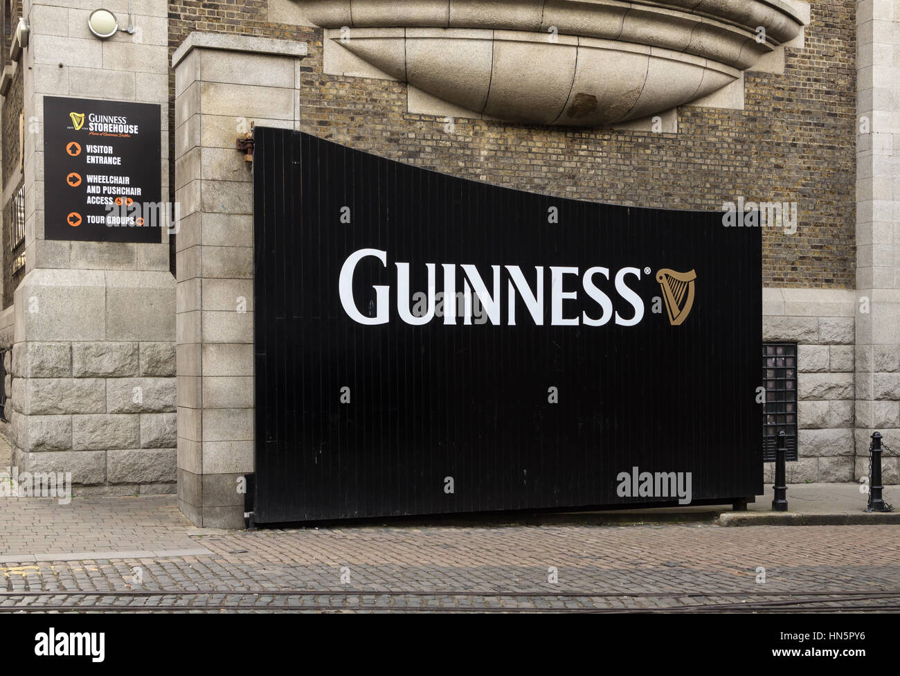 DUBLIN, Irland - 15. April 2015: Tor zum Guinness Storehouse Brauerei Besucherattraktion im Bereich St. James Gate von Dublin Stockfoto