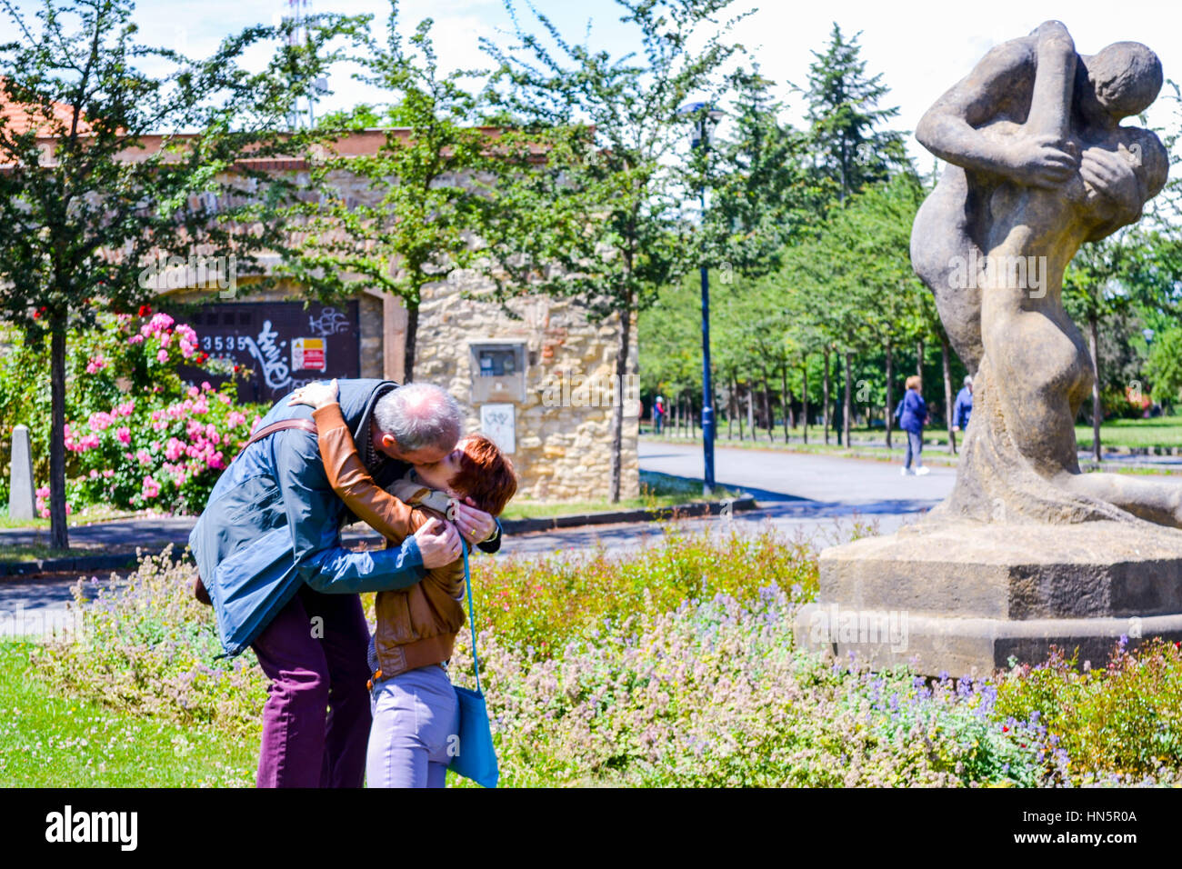 Paar imitieren küssen Statue im Rose Garden in Prag Stockfoto