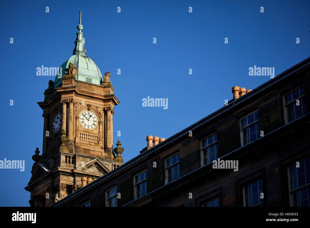 Blauer Himmel sonniger Tag am Uhrturm Birkenhead Wahrzeichen außen Rathauses in Hamilton Square in Wallasey, Merseyside, Wirral, England, UK. Stockfoto