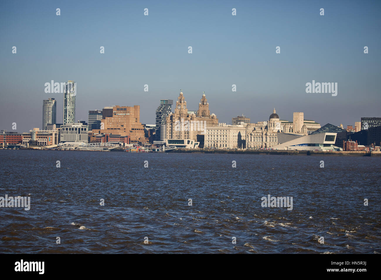 Von Birkenhead Seite den Fluss Mersey Blick auf Stadtzentrum von Liverpool an einem blauen Himmel Tag Wahrzeichen Waterfront Skyline in Merseyside, Englan Stockfoto