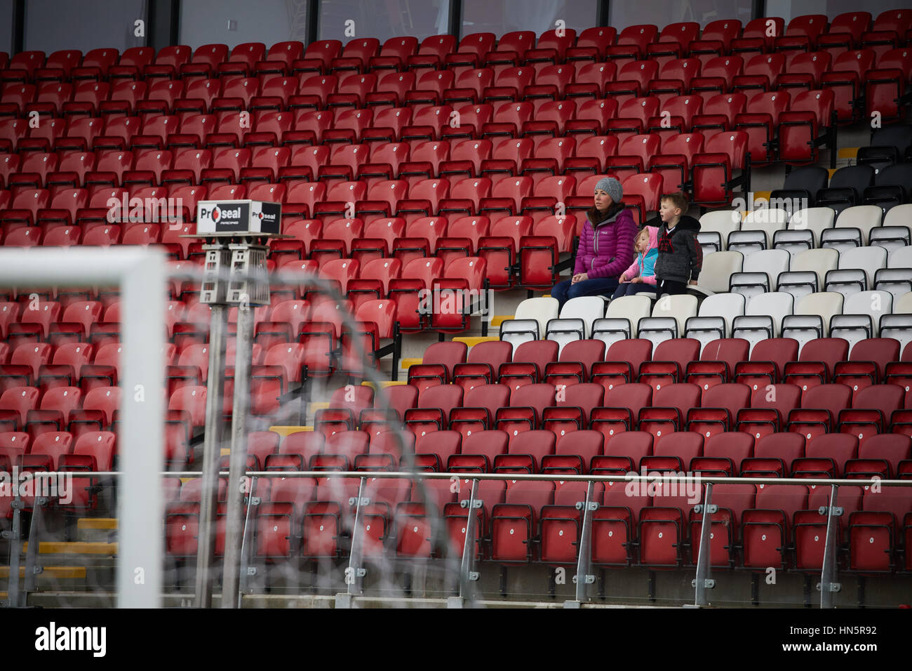Fußball Stadion Sitzplätze stehen fast leer mit nur 3 Leute zu beobachten das Sport-Spiel Stockfoto