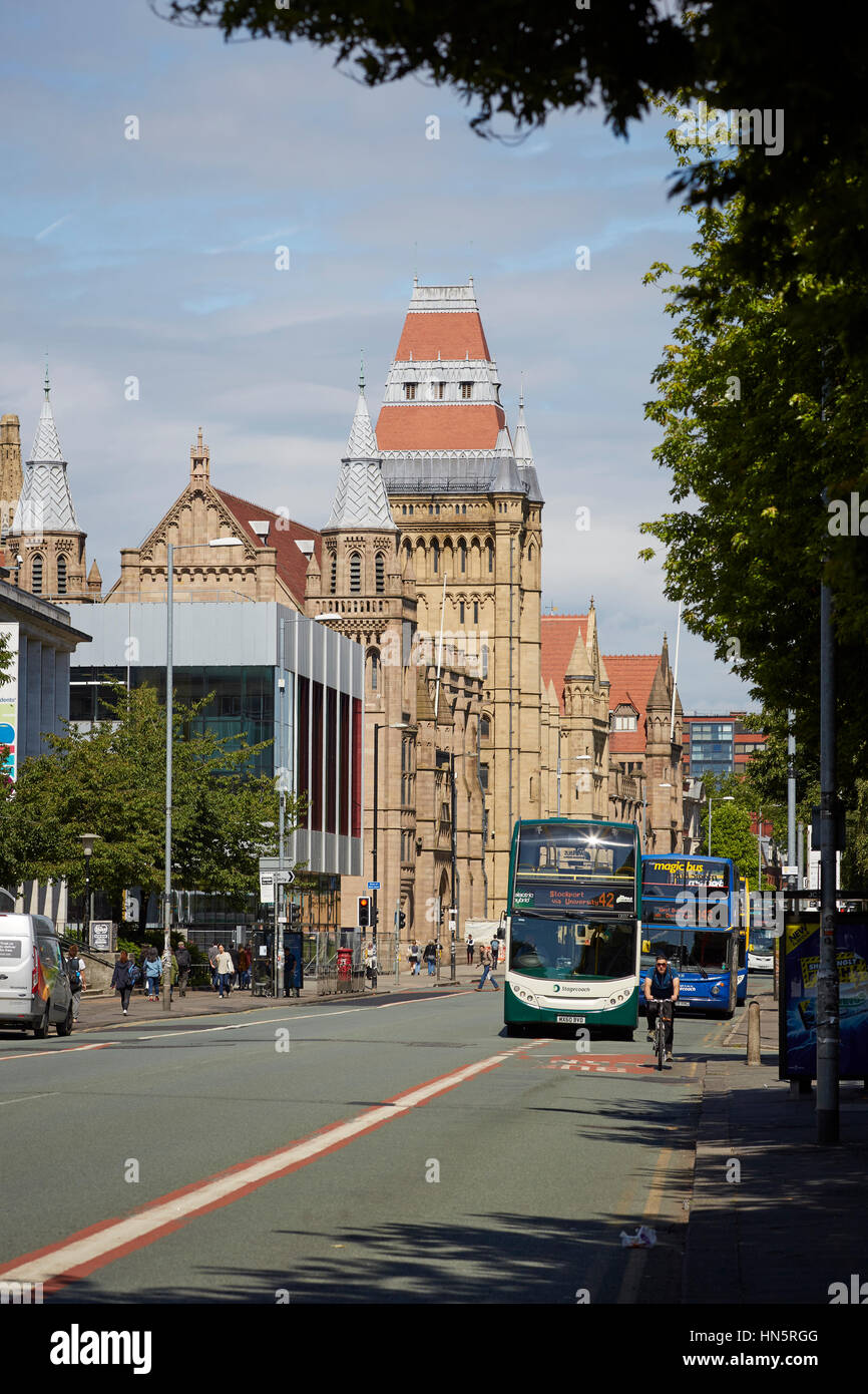Sonnigen Tag große Wahrzeichen gotische äußere Gebäudeteil des Manchester University Campus, Whitworth Halle im Hauptkorridor A34 Oxford Road bus Stockfoto