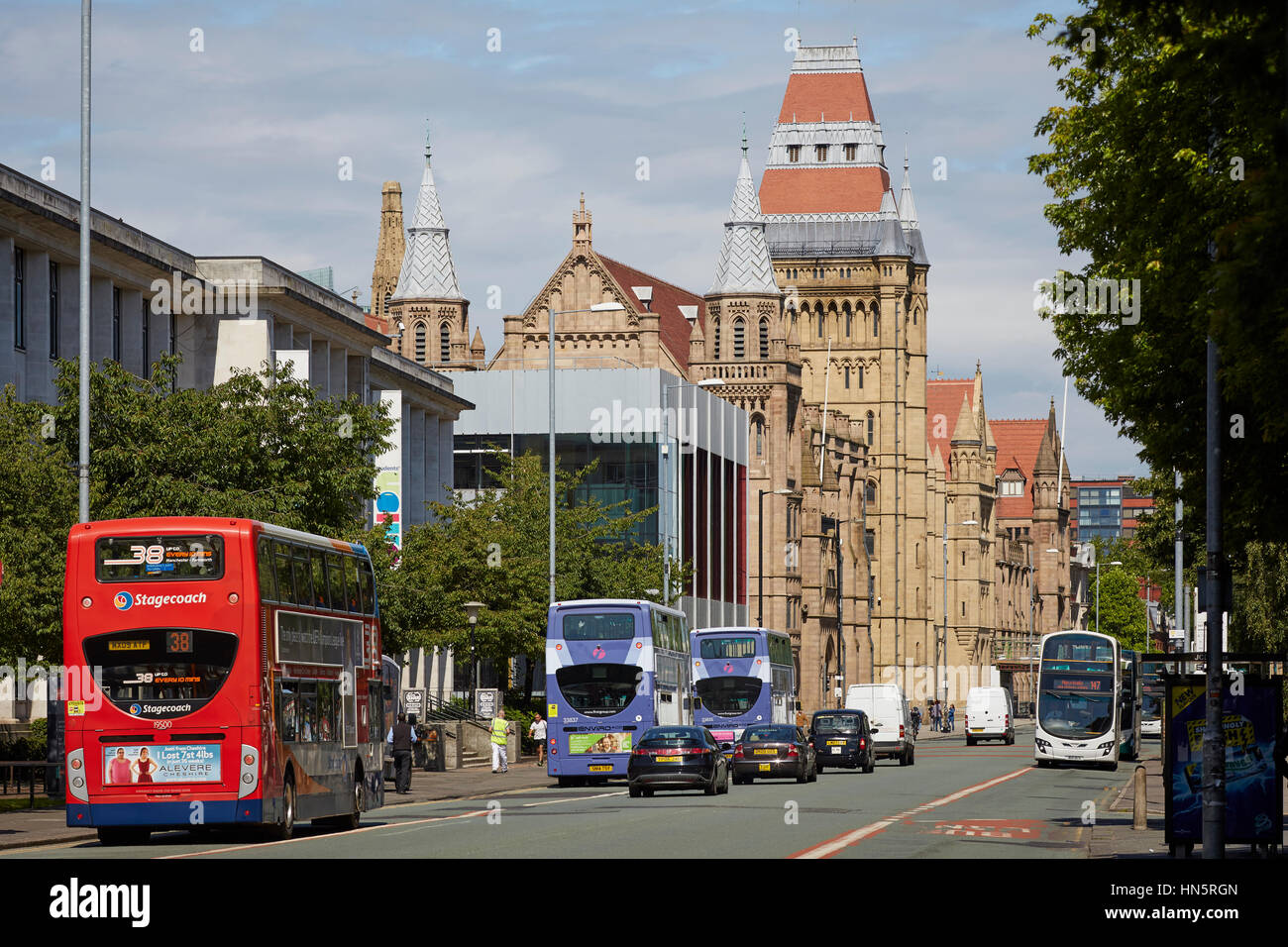 Sonnigen Tag große Wahrzeichen gotische äußere Gebäudeteil des Manchester University Campus, Whitworth Halle im Hauptkorridor A34 Oxford Road bus Stockfoto