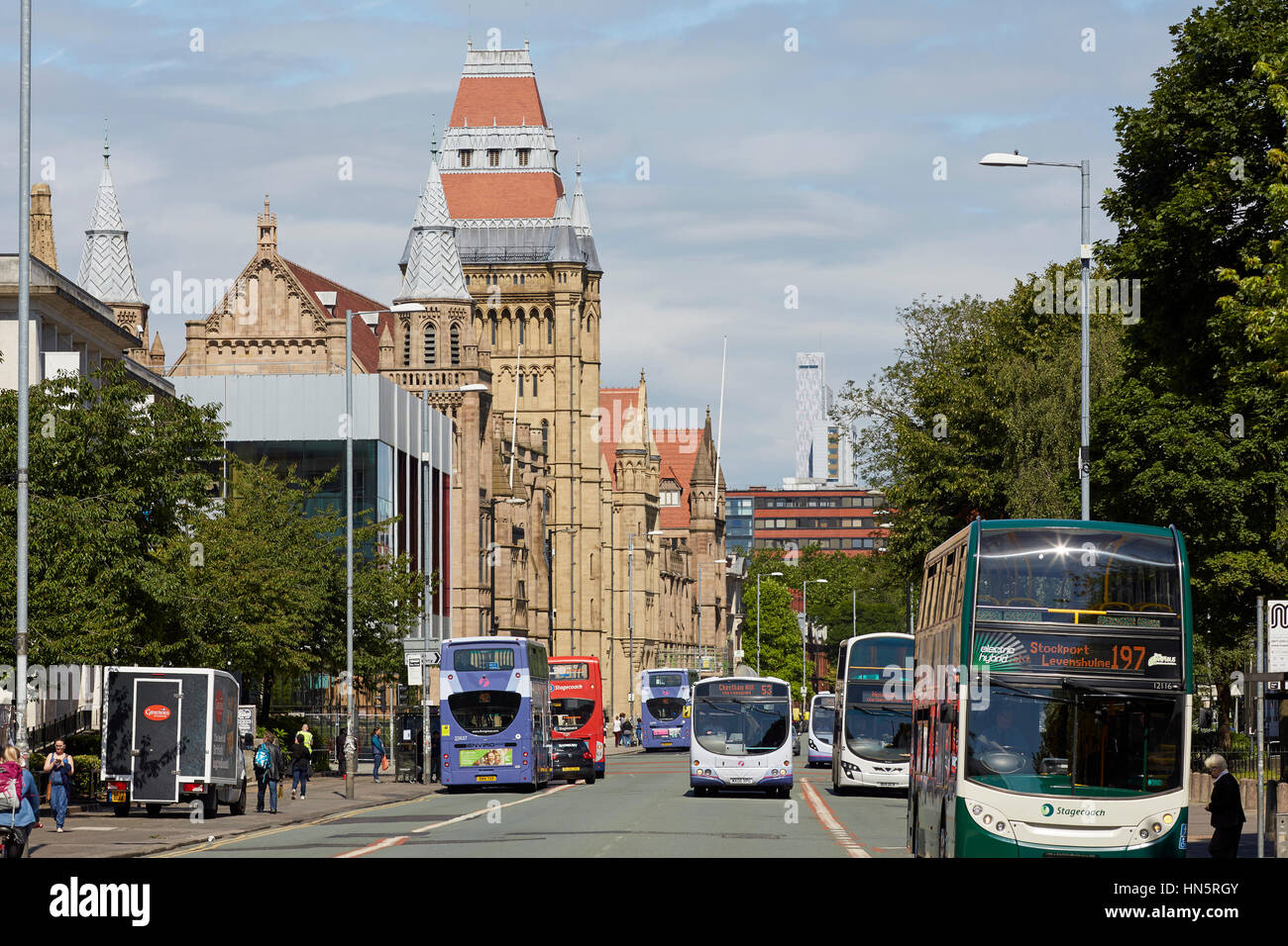 Sonnigen Tag große Wahrzeichen gotische äußere Gebäudeteil des Manchester University Campus, Whitworth Halle im Hauptkorridor A34 Oxford Road bus Stockfoto